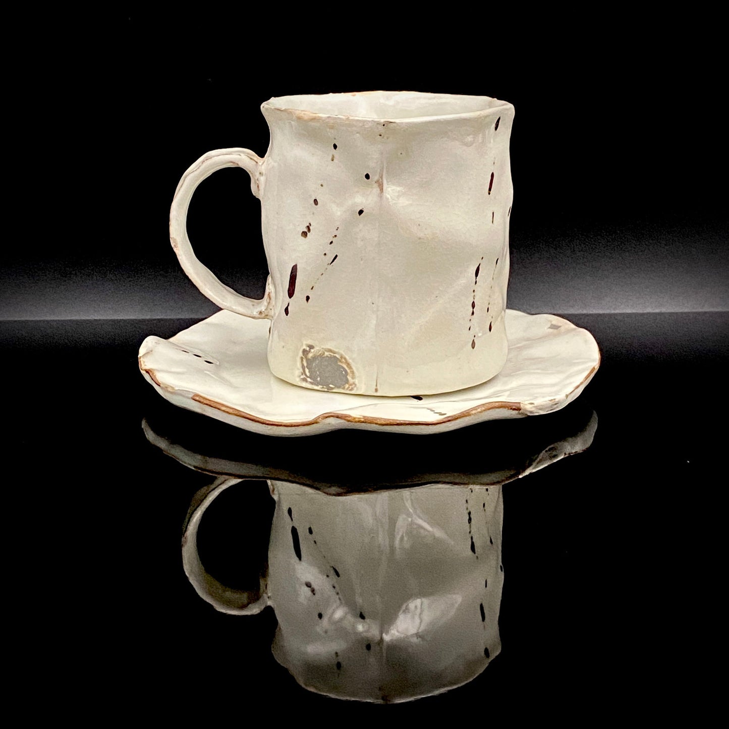 Recipient of the Kyoto Prefecture Order of Cultural Merit, Sodeisha Co-Founder Hikaru Yamada, Kohiki Iron-Painted Dotted Line Pattern Coffee Cup and Saucer, A White Sake Vessel Where the Amber Color of Whiskey Beautifully Reflects #279