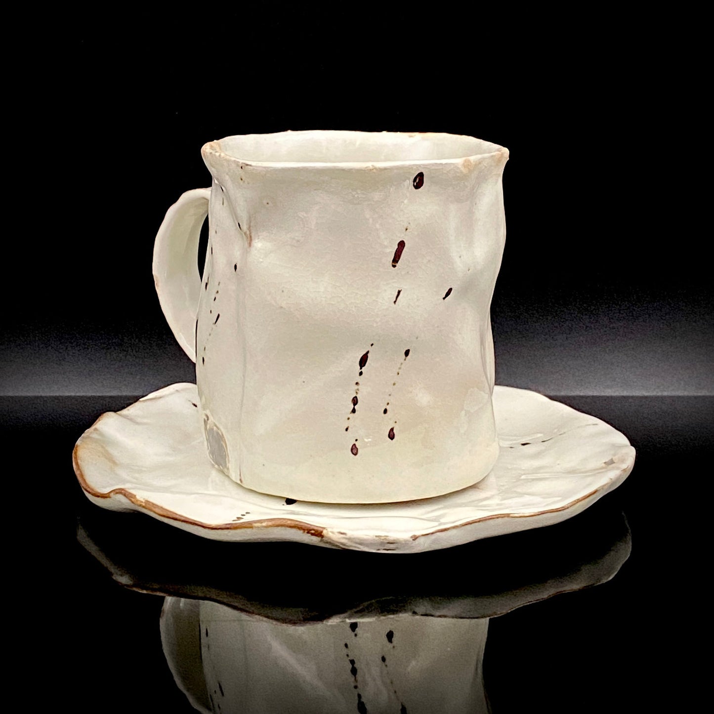 Recipient of the Kyoto Prefecture Order of Cultural Merit, Sodeisha Co-Founder Hikaru Yamada, Kohiki Iron-Painted Dotted Line Pattern Coffee Cup and Saucer, A White Sake Vessel Where the Amber Color of Whiskey Beautifully Reflects #279