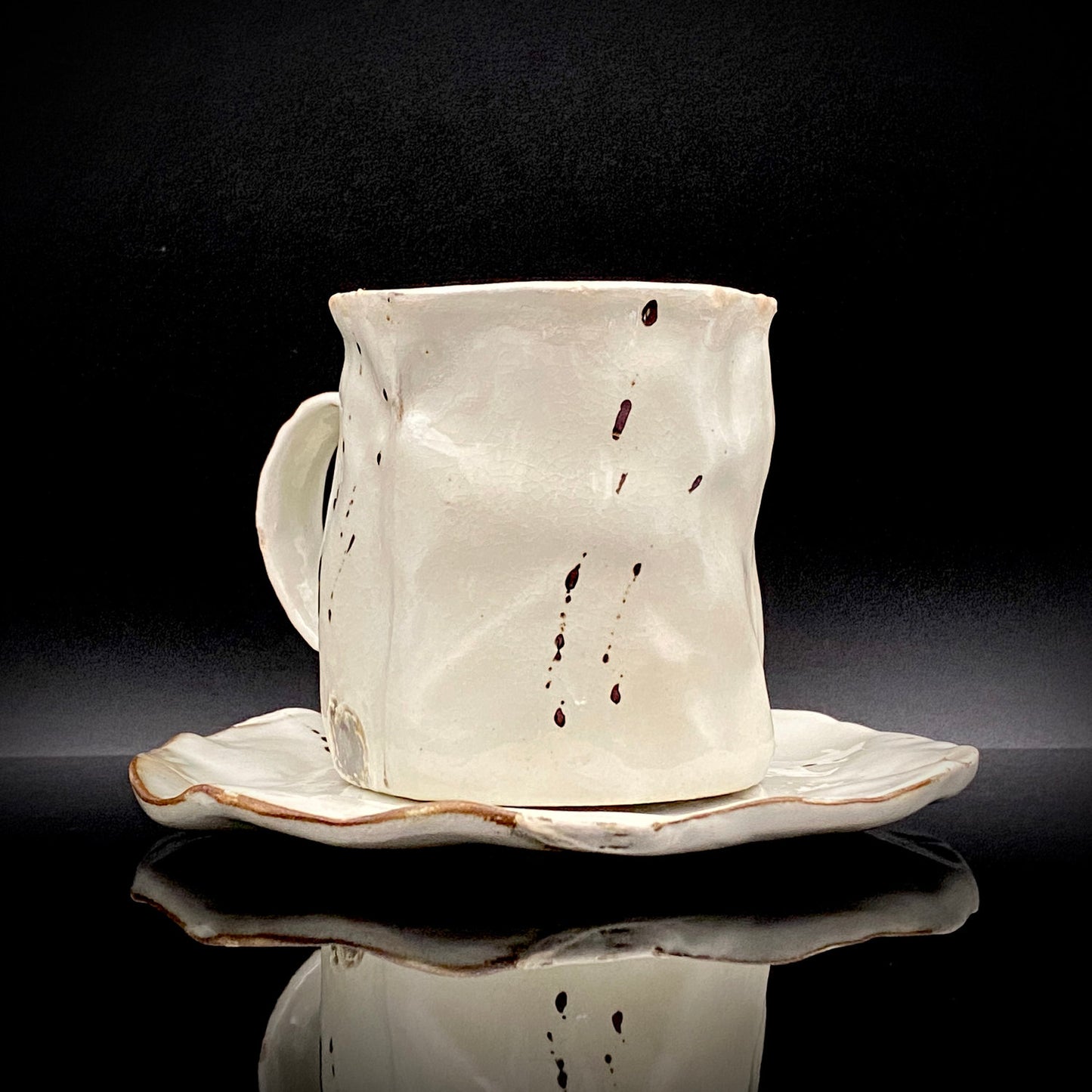 Recipient of the Kyoto Prefecture Order of Cultural Merit, Sodeisha Co-Founder Hikaru Yamada, Kohiki Iron-Painted Dotted Line Pattern Coffee Cup and Saucer, A White Sake Vessel Where the Amber Color of Whiskey Beautifully Reflects #279