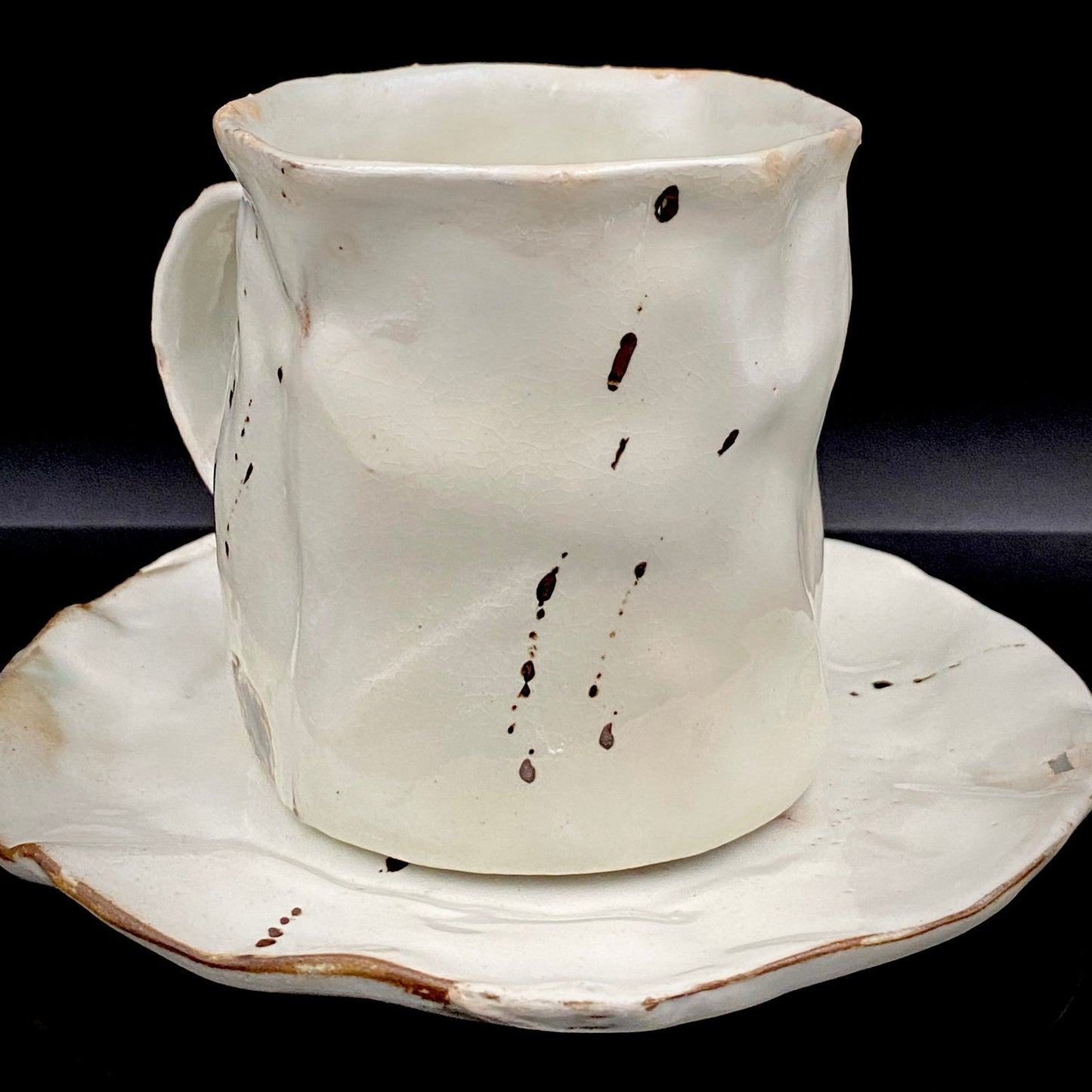 Recipient of the Kyoto Prefecture Order of Cultural Merit, Sodeisha Co-Founder Hikaru Yamada, Kohiki Iron-Painted Dotted Line Pattern Coffee Cup and Saucer, A White Sake Vessel Where the Amber Color of Whiskey Beautifully Reflects #279
