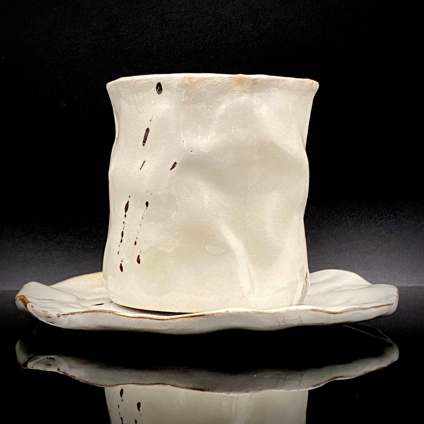 Recipient of the Kyoto Prefecture Order of Cultural Merit, Sodeisha Co-Founder Hikaru Yamada, Kohiki Iron-Painted Dotted Line Pattern Coffee Cup and Saucer, A White Sake Vessel Where the Amber Color of Whiskey Beautifully Reflects #279