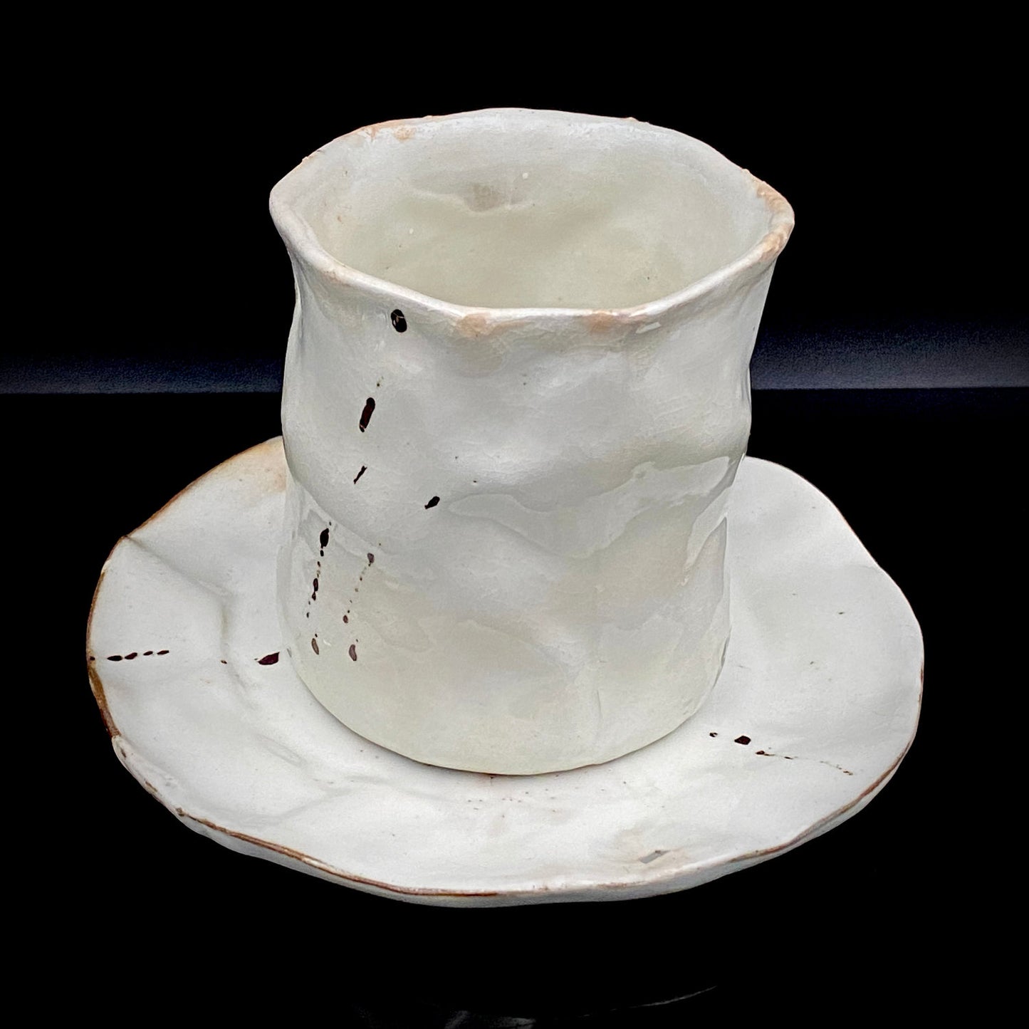 Recipient of the Kyoto Prefecture Order of Cultural Merit, Sodeisha Co-Founder Hikaru Yamada, Kohiki Iron-Painted Dotted Line Pattern Coffee Cup and Saucer, A White Sake Vessel Where the Amber Color of Whiskey Beautifully Reflects #279