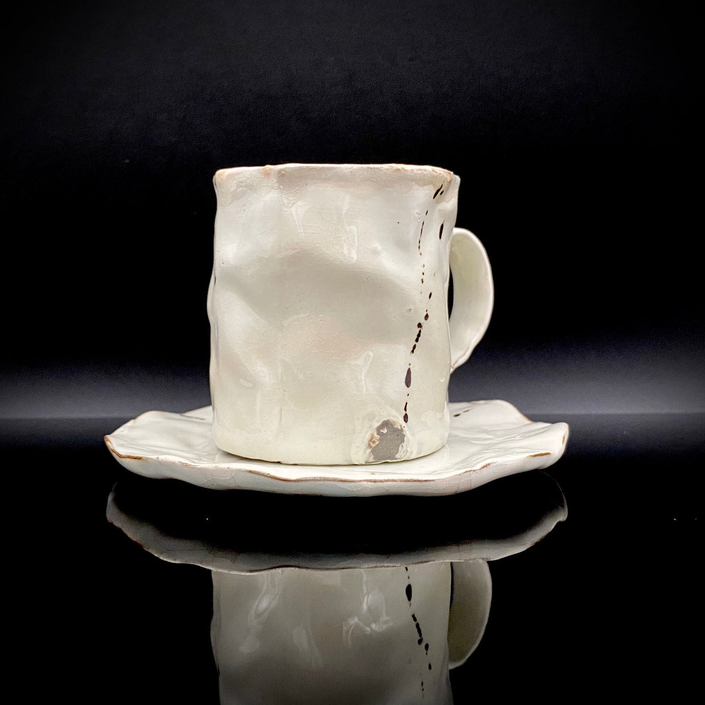 Recipient of the Kyoto Prefecture Order of Cultural Merit, Sodeisha Co-Founder Hikaru Yamada, Kohiki Iron-Painted Dotted Line Pattern Coffee Cup and Saucer, A White Sake Vessel Where the Amber Color of Whiskey Beautifully Reflects #279
