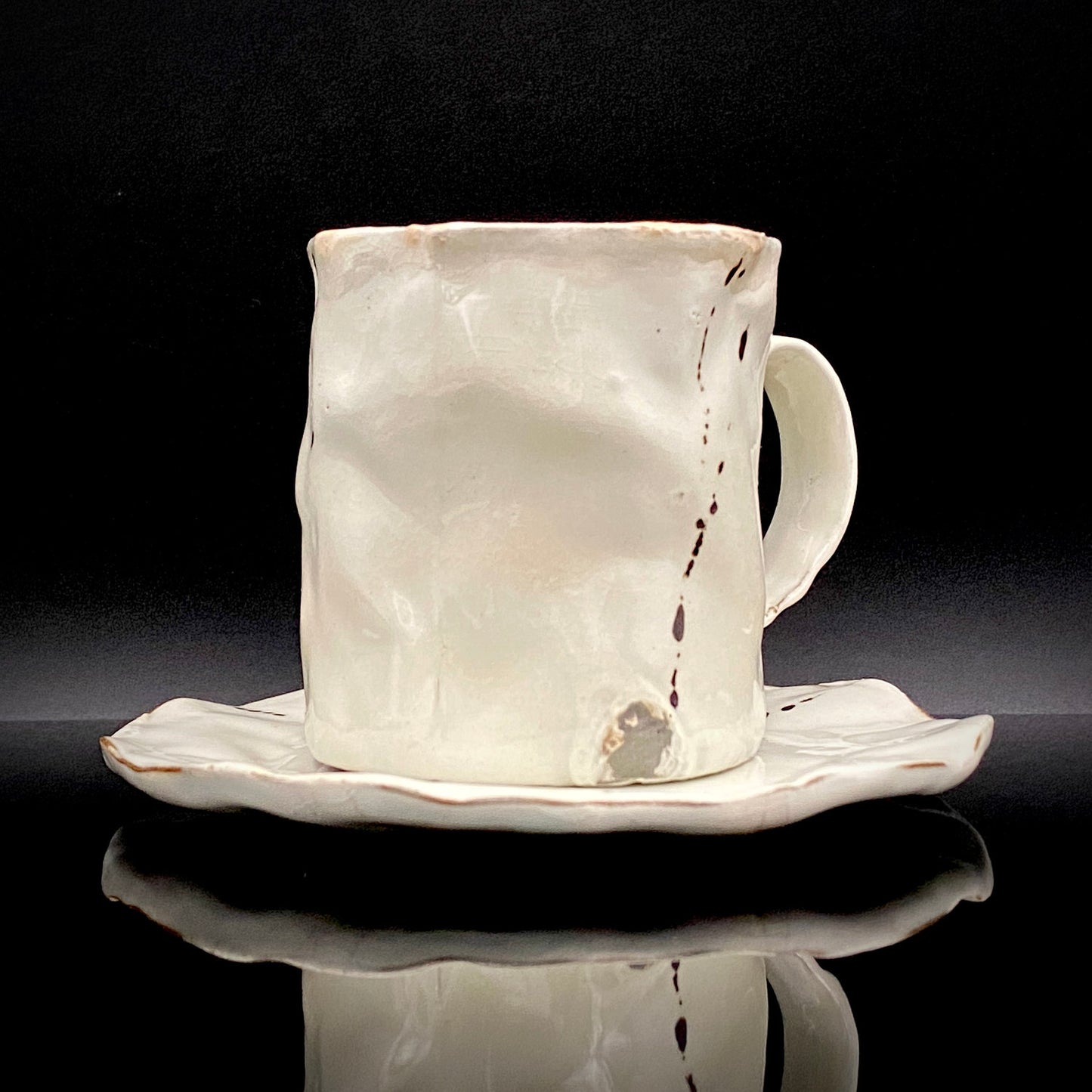 Recipient of the Kyoto Prefecture Order of Cultural Merit, Sodeisha Co-Founder Hikaru Yamada, Kohiki Iron-Painted Dotted Line Pattern Coffee Cup and Saucer, A White Sake Vessel Where the Amber Color of Whiskey Beautifully Reflects #279