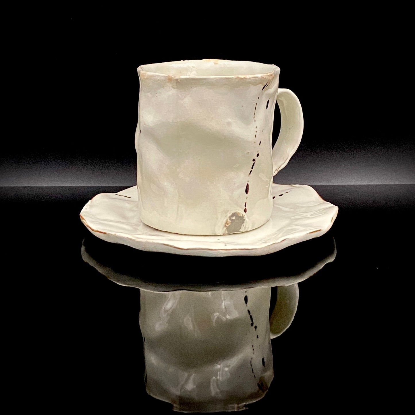 Recipient of the Kyoto Prefecture Order of Cultural Merit, Sodeisha Co-Founder Hikaru Yamada, Kohiki Iron-Painted Dotted Line Pattern Coffee Cup and Saucer, A White Sake Vessel Where the Amber Color of Whiskey Beautifully Reflects #279
