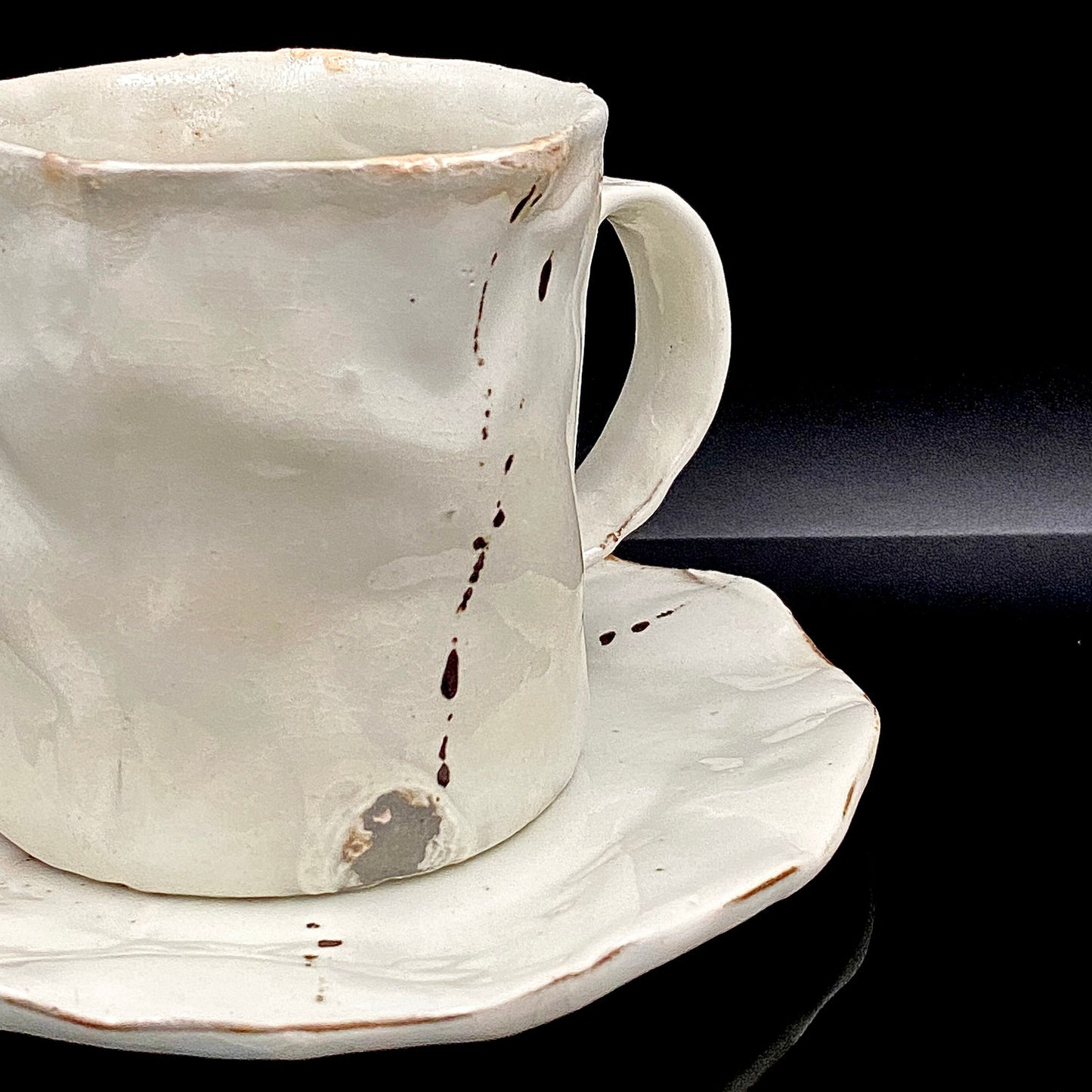 Recipient of the Kyoto Prefecture Order of Cultural Merit, Sodeisha Co-Founder Hikaru Yamada, Kohiki Iron-Painted Dotted Line Pattern Coffee Cup and Saucer, A White Sake Vessel Where the Amber Color of Whiskey Beautifully Reflects #279