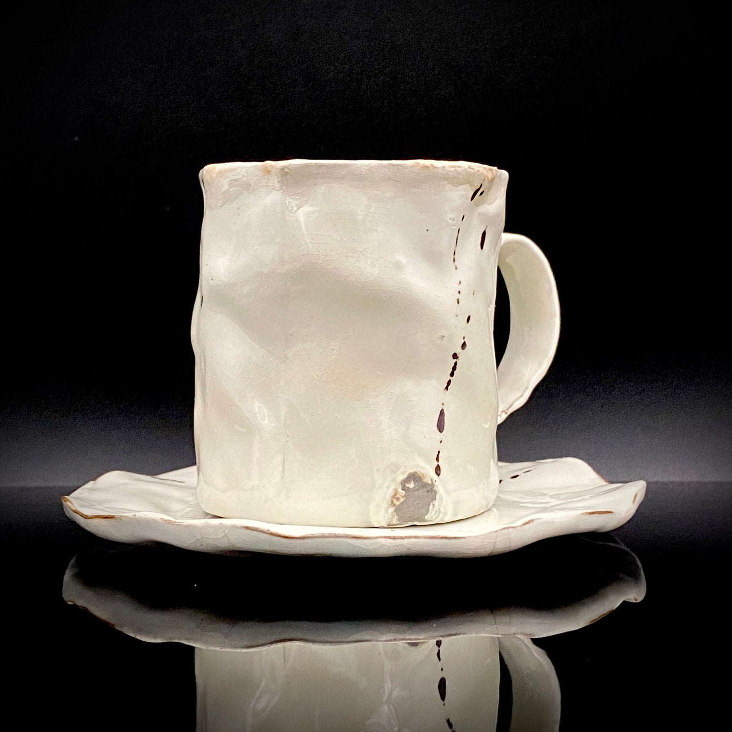 Recipient of the Kyoto Prefecture Order of Cultural Merit, Sodeisha Co-Founder Hikaru Yamada, Kohiki Iron-Painted Dotted Line Pattern Coffee Cup and Saucer, A White Sake Vessel Where the Amber Color of Whiskey Beautifully Reflects #279