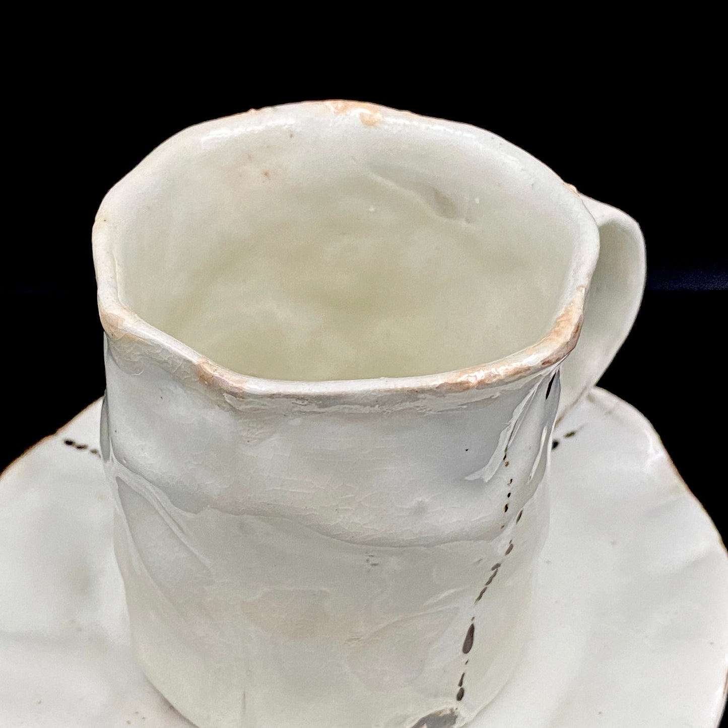 Recipient of the Kyoto Prefecture Order of Cultural Merit, Sodeisha Co-Founder Hikaru Yamada, Kohiki Iron-Painted Dotted Line Pattern Coffee Cup and Saucer, A White Sake Vessel Where the Amber Color of Whiskey Beautifully Reflects #279