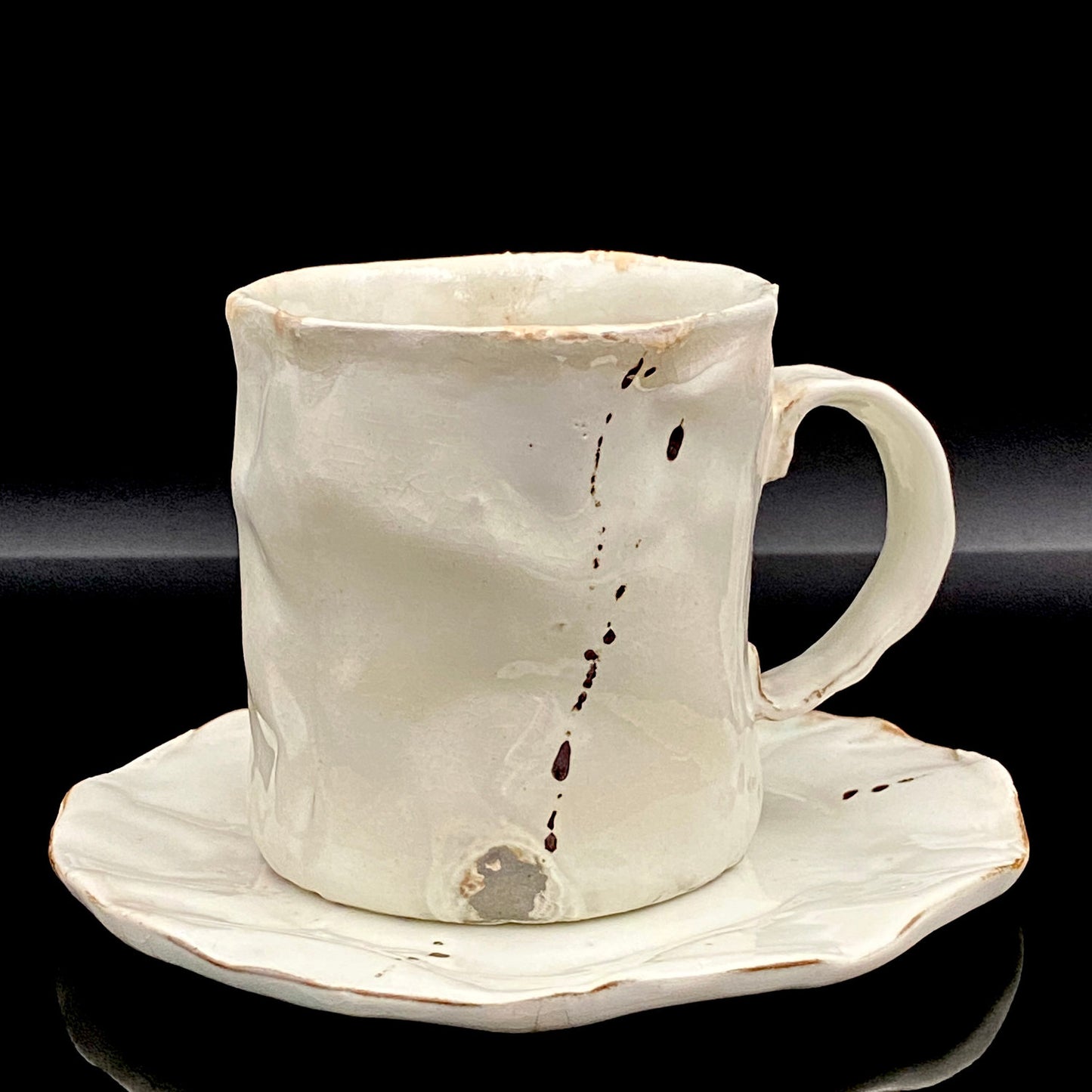Recipient of the Kyoto Prefecture Order of Cultural Merit, Sodeisha Co-Founder Hikaru Yamada, Kohiki Iron-Painted Dotted Line Pattern Coffee Cup and Saucer, A White Sake Vessel Where the Amber Color of Whiskey Beautifully Reflects #279