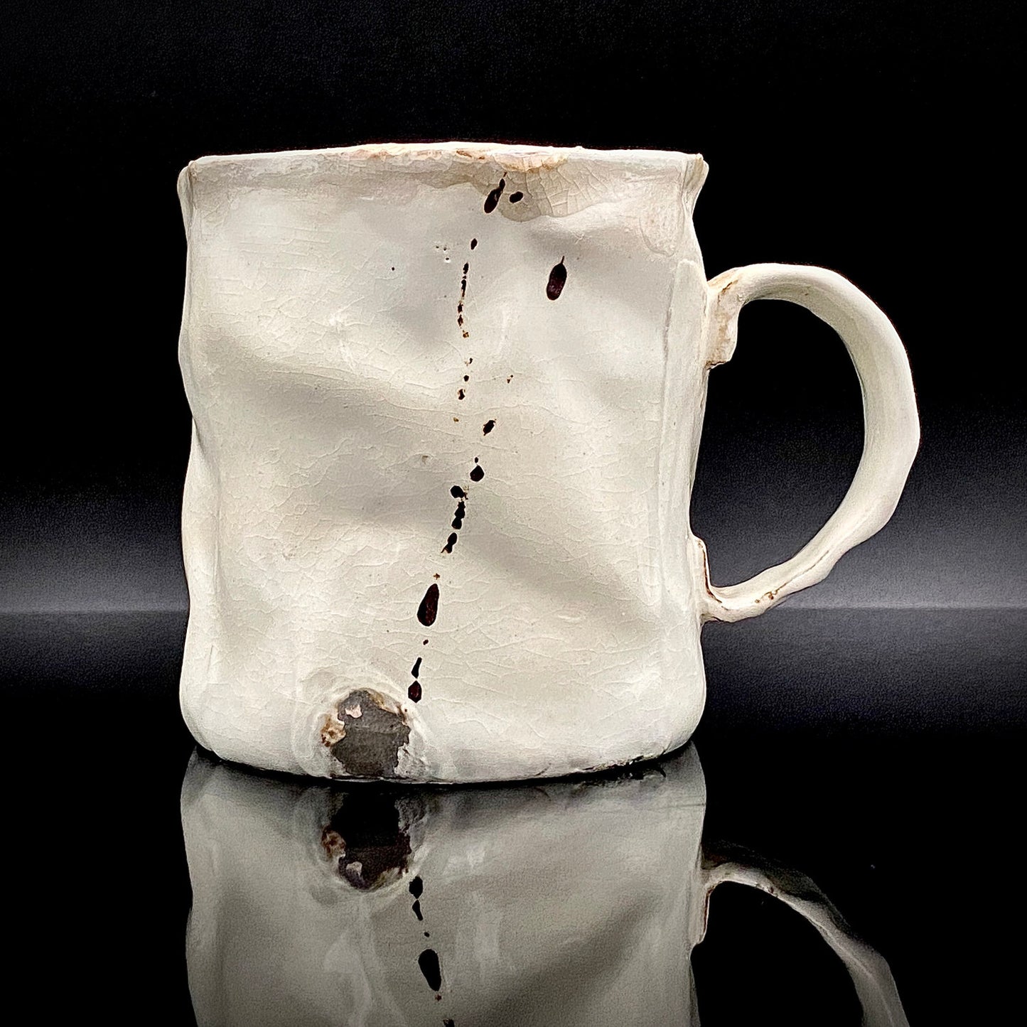 Recipient of the Kyoto Prefecture Order of Cultural Merit, Sodeisha Co-Founder Hikaru Yamada, Kohiki Iron-Painted Dotted Line Pattern Coffee Cup and Saucer, A White Sake Vessel Where the Amber Color of Whiskey Beautifully Reflects #279