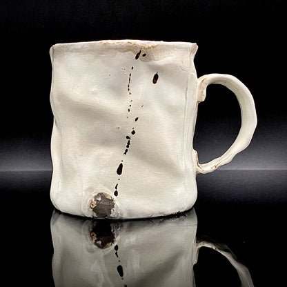 Recipient of the Kyoto Prefecture Order of Cultural Merit, Sodeisha Co-Founder Hikaru Yamada, Kohiki Iron-Painted Dotted Line Pattern Coffee Cup and Saucer, A White Sake Vessel Where the Amber Color of Whiskey Beautifully Reflects #279