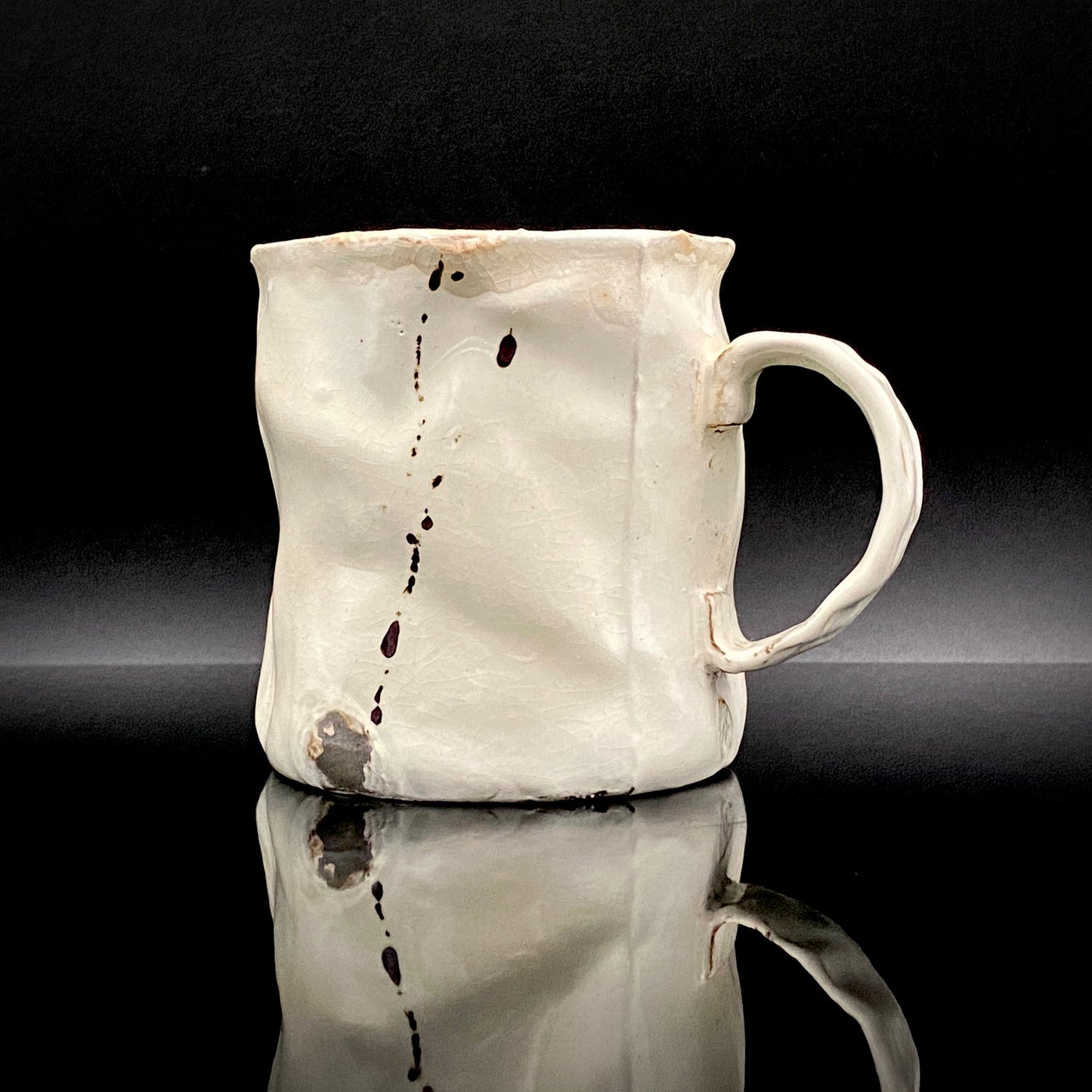 Recipient of the Kyoto Prefecture Order of Cultural Merit, Sodeisha Co-Founder Hikaru Yamada, Kohiki Iron-Painted Dotted Line Pattern Coffee Cup and Saucer, A White Sake Vessel Where the Amber Color of Whiskey Beautifully Reflects #279