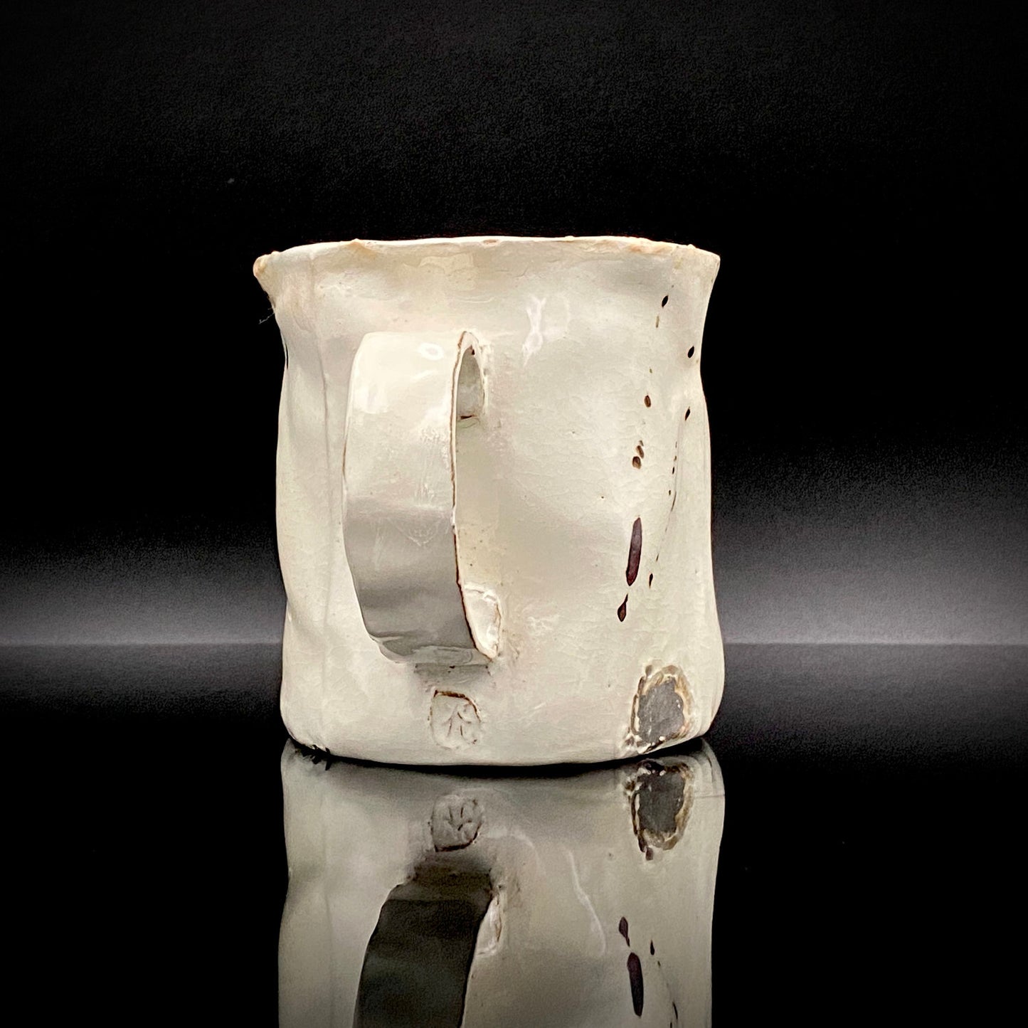 Recipient of the Kyoto Prefecture Order of Cultural Merit, Sodeisha Co-Founder Hikaru Yamada, Kohiki Iron-Painted Dotted Line Pattern Coffee Cup and Saucer, A White Sake Vessel Where the Amber Color of Whiskey Beautifully Reflects #279