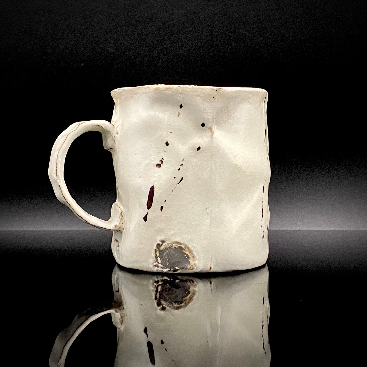 Recipient of the Kyoto Prefecture Order of Cultural Merit, Sodeisha Co-Founder Hikaru Yamada, Kohiki Iron-Painted Dotted Line Pattern Coffee Cup and Saucer, A White Sake Vessel Where the Amber Color of Whiskey Beautifully Reflects #279