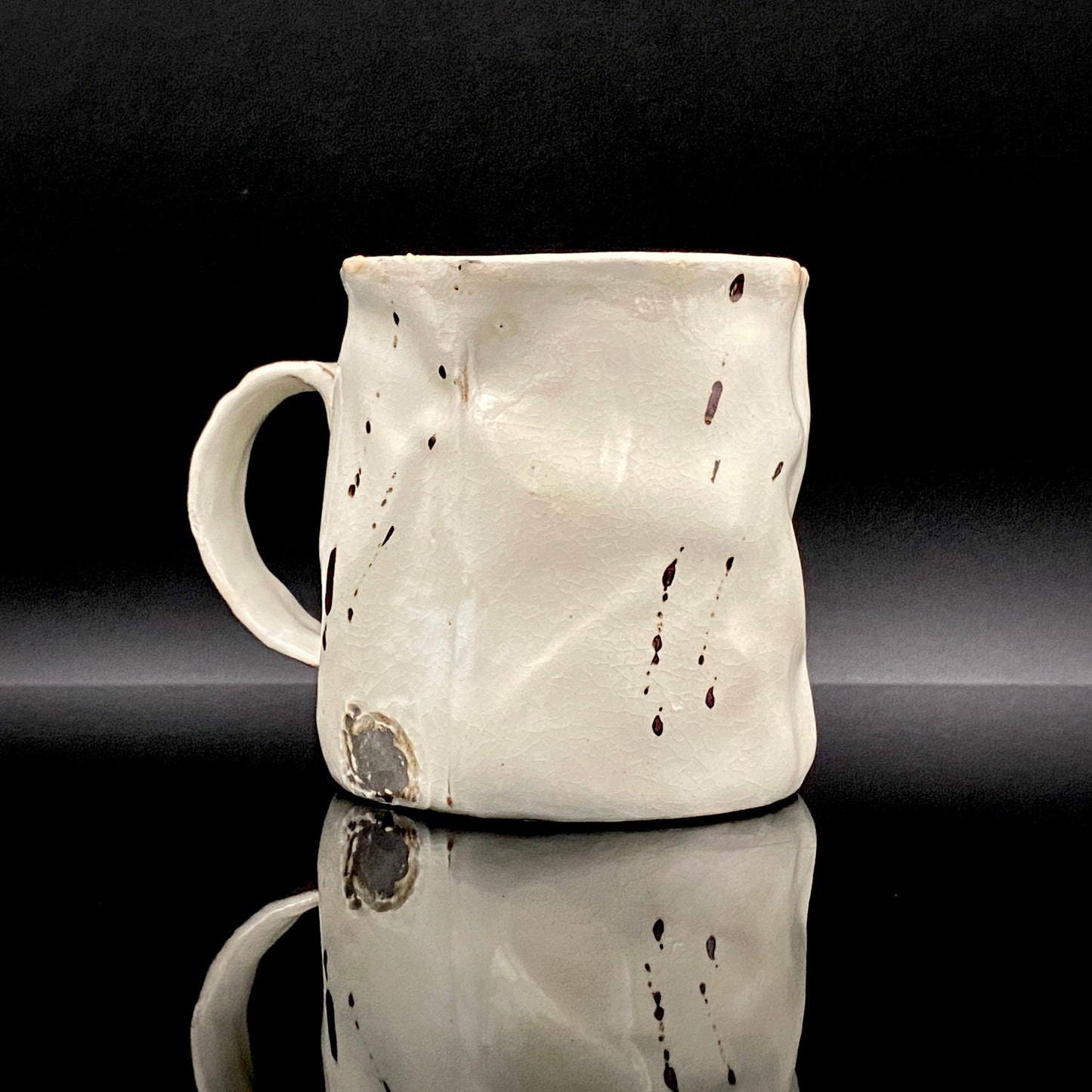 Recipient of the Kyoto Prefecture Order of Cultural Merit, Sodeisha Co-Founder Hikaru Yamada, Kohiki Iron-Painted Dotted Line Pattern Coffee Cup and Saucer, A White Sake Vessel Where the Amber Color of Whiskey Beautifully Reflects #279