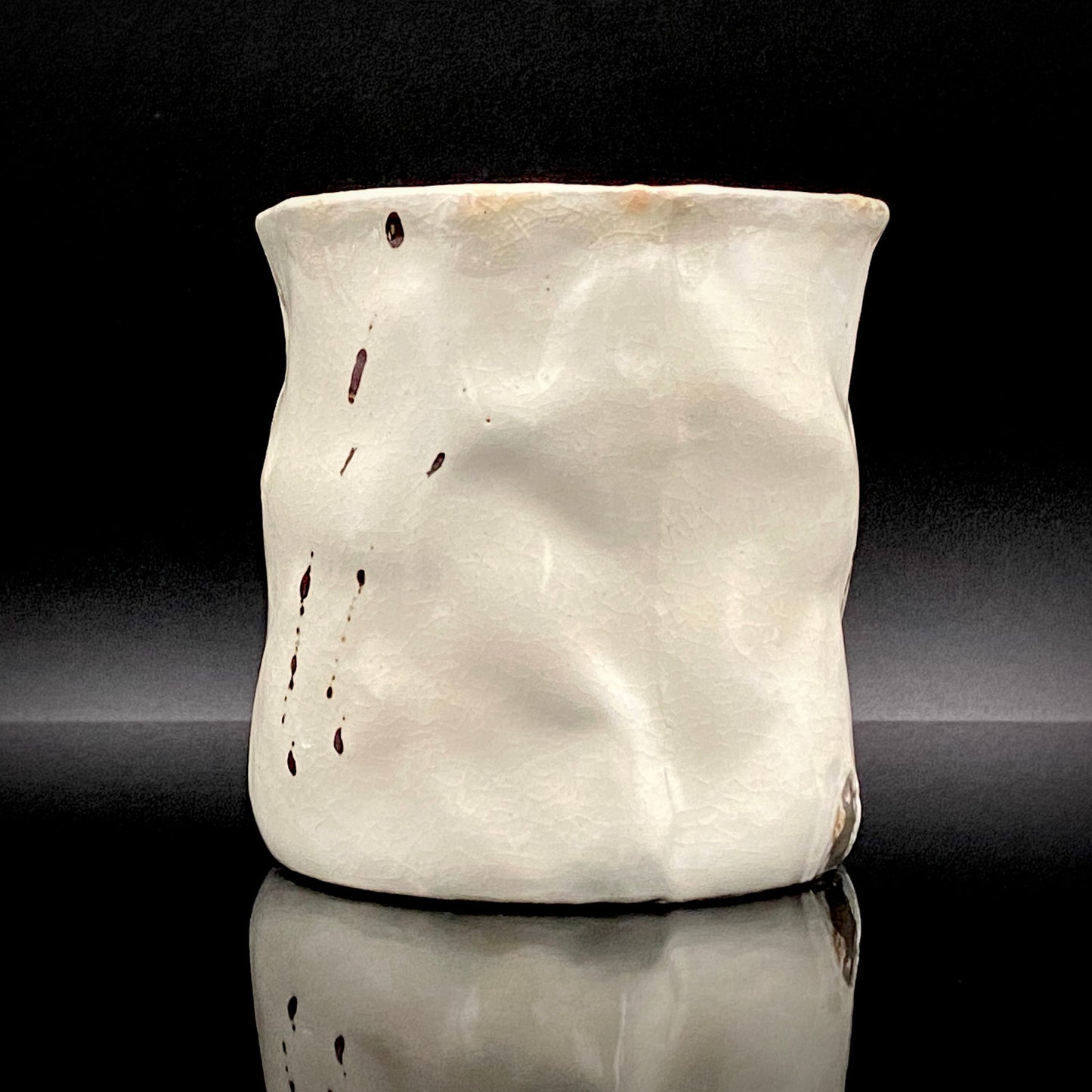 Recipient of the Kyoto Prefecture Order of Cultural Merit, Sodeisha Co-Founder Hikaru Yamada, Kohiki Iron-Painted Dotted Line Pattern Coffee Cup and Saucer, A White Sake Vessel Where the Amber Color of Whiskey Beautifully Reflects #279