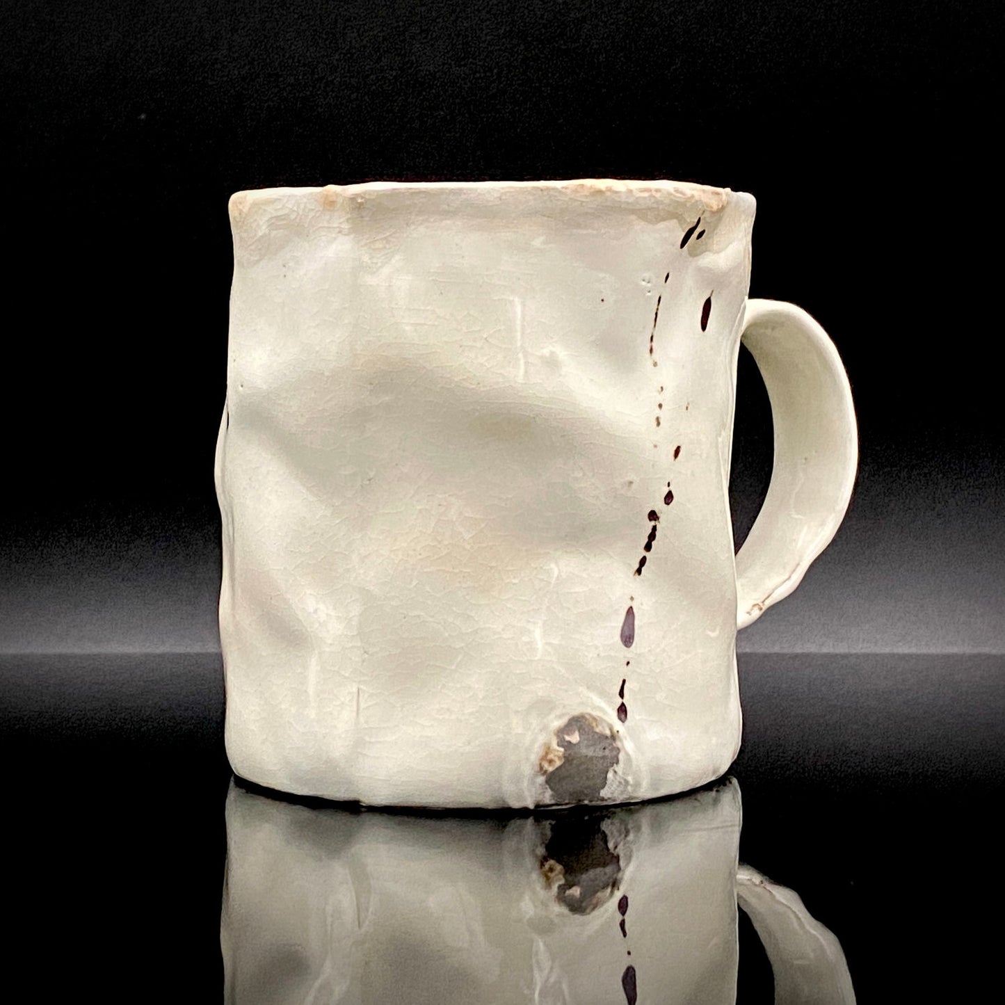 Recipient of the Kyoto Prefecture Order of Cultural Merit, Sodeisha Co-Founder Hikaru Yamada, Kohiki Iron-Painted Dotted Line Pattern Coffee Cup and Saucer, A White Sake Vessel Where the Amber Color of Whiskey Beautifully Reflects #279