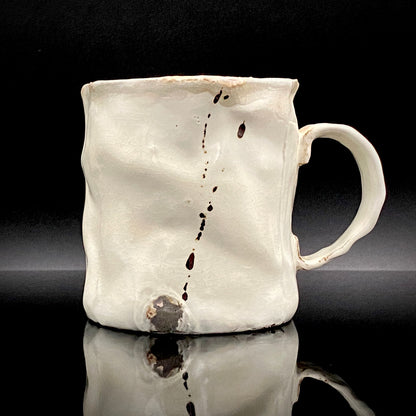 Recipient of the Kyoto Prefecture Order of Cultural Merit, Sodeisha Co-Founder Hikaru Yamada, Kohiki Iron-Painted Dotted Line Pattern Coffee Cup and Saucer, A White Sake Vessel Where the Amber Color of Whiskey Beautifully Reflects #279