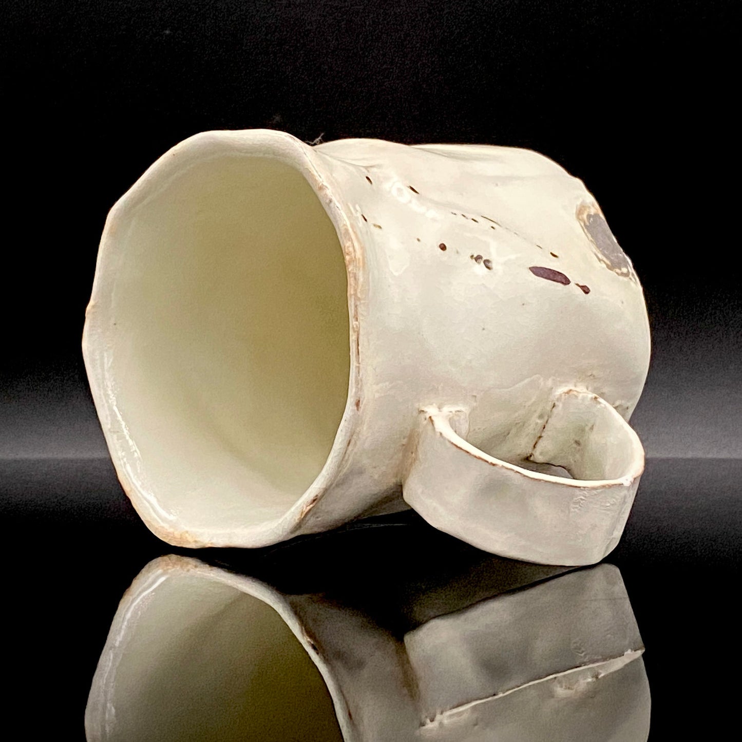 Recipient of the Kyoto Prefecture Order of Cultural Merit, Sodeisha Co-Founder Hikaru Yamada, Kohiki Iron-Painted Dotted Line Pattern Coffee Cup and Saucer, A White Sake Vessel Where the Amber Color of Whiskey Beautifully Reflects #279
