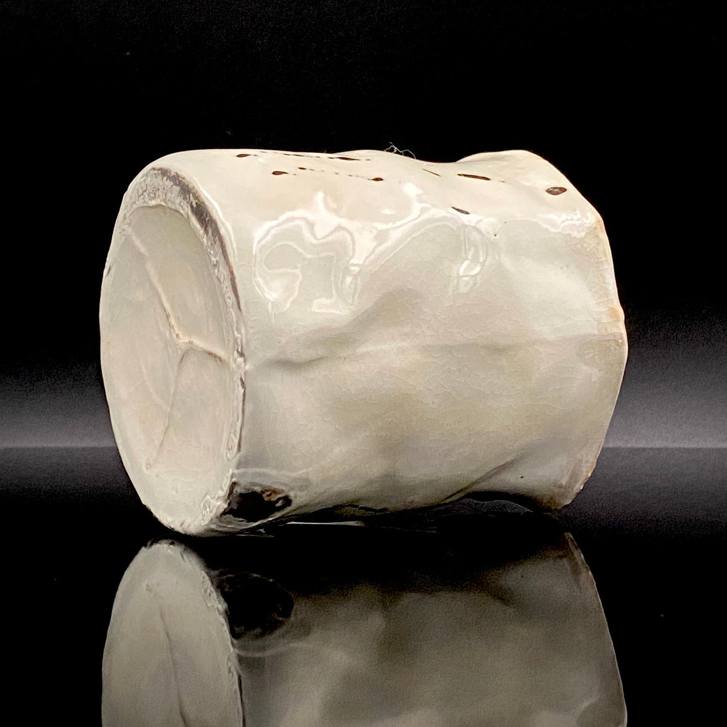 Recipient of the Kyoto Prefecture Order of Cultural Merit, Sodeisha Co-Founder Hikaru Yamada, Kohiki Iron-Painted Dotted Line Pattern Coffee Cup and Saucer, A White Sake Vessel Where the Amber Color of Whiskey Beautifully Reflects #279