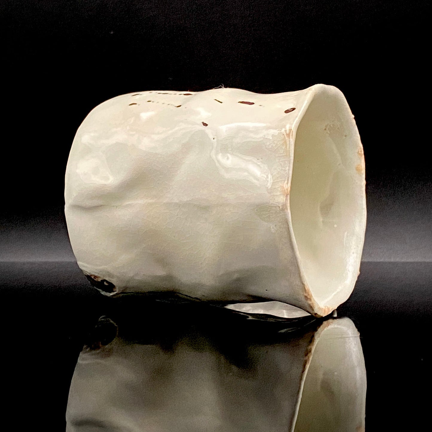 Recipient of the Kyoto Prefecture Order of Cultural Merit, Sodeisha Co-Founder Hikaru Yamada, Kohiki Iron-Painted Dotted Line Pattern Coffee Cup and Saucer, A White Sake Vessel Where the Amber Color of Whiskey Beautifully Reflects #279