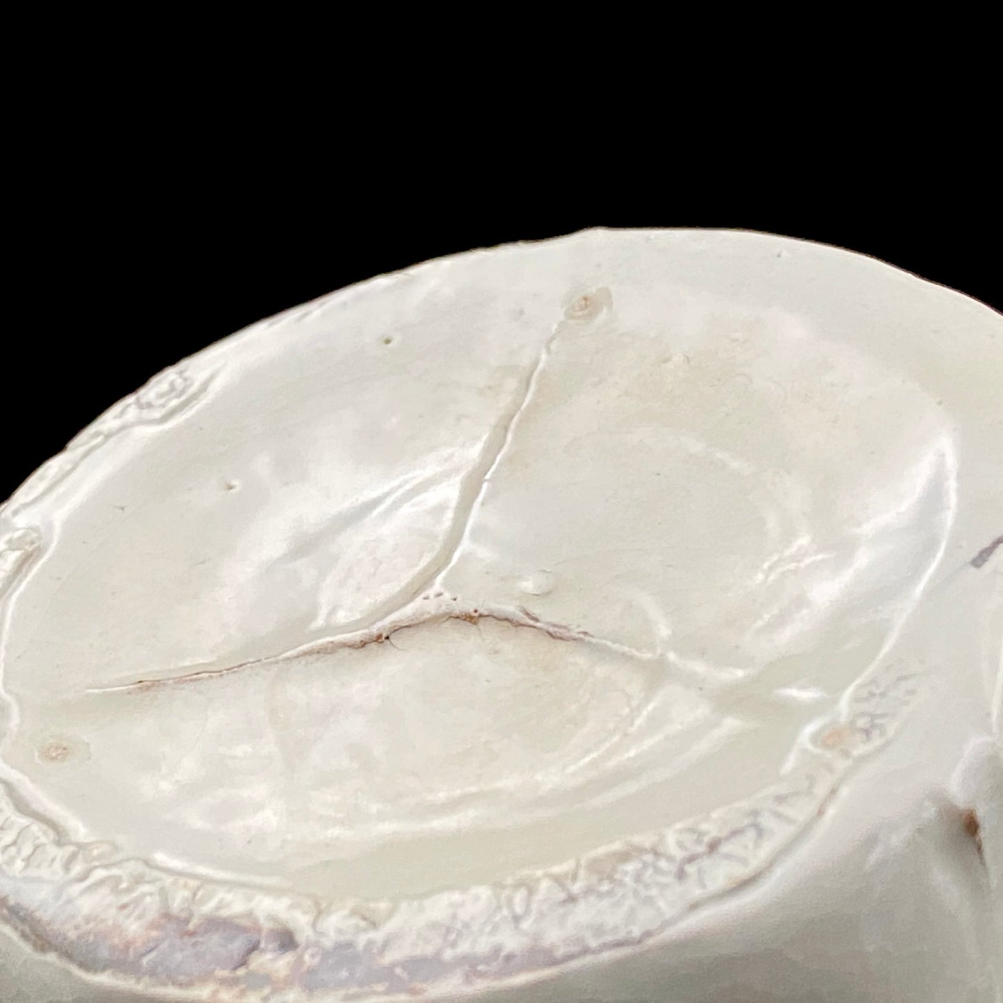 Recipient of the Kyoto Prefecture Order of Cultural Merit, Sodeisha Co-Founder Hikaru Yamada, Kohiki Iron-Painted Dotted Line Pattern Coffee Cup and Saucer, A White Sake Vessel Where the Amber Color of Whiskey Beautifully Reflects #279