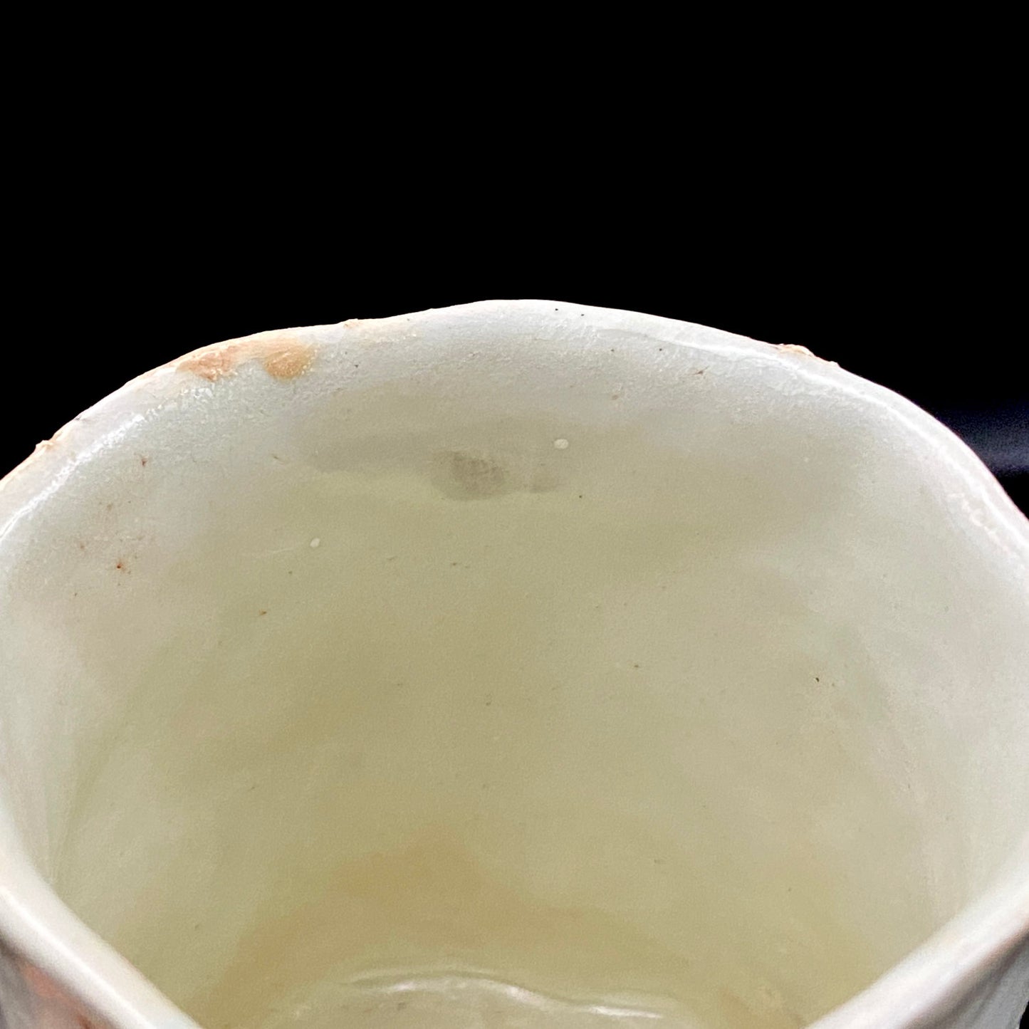 Recipient of the Kyoto Prefecture Order of Cultural Merit, Sodeisha Co-Founder Hikaru Yamada, Kohiki Iron-Painted Dotted Line Pattern Coffee Cup and Saucer, A White Sake Vessel Where the Amber Color of Whiskey Beautifully Reflects #279