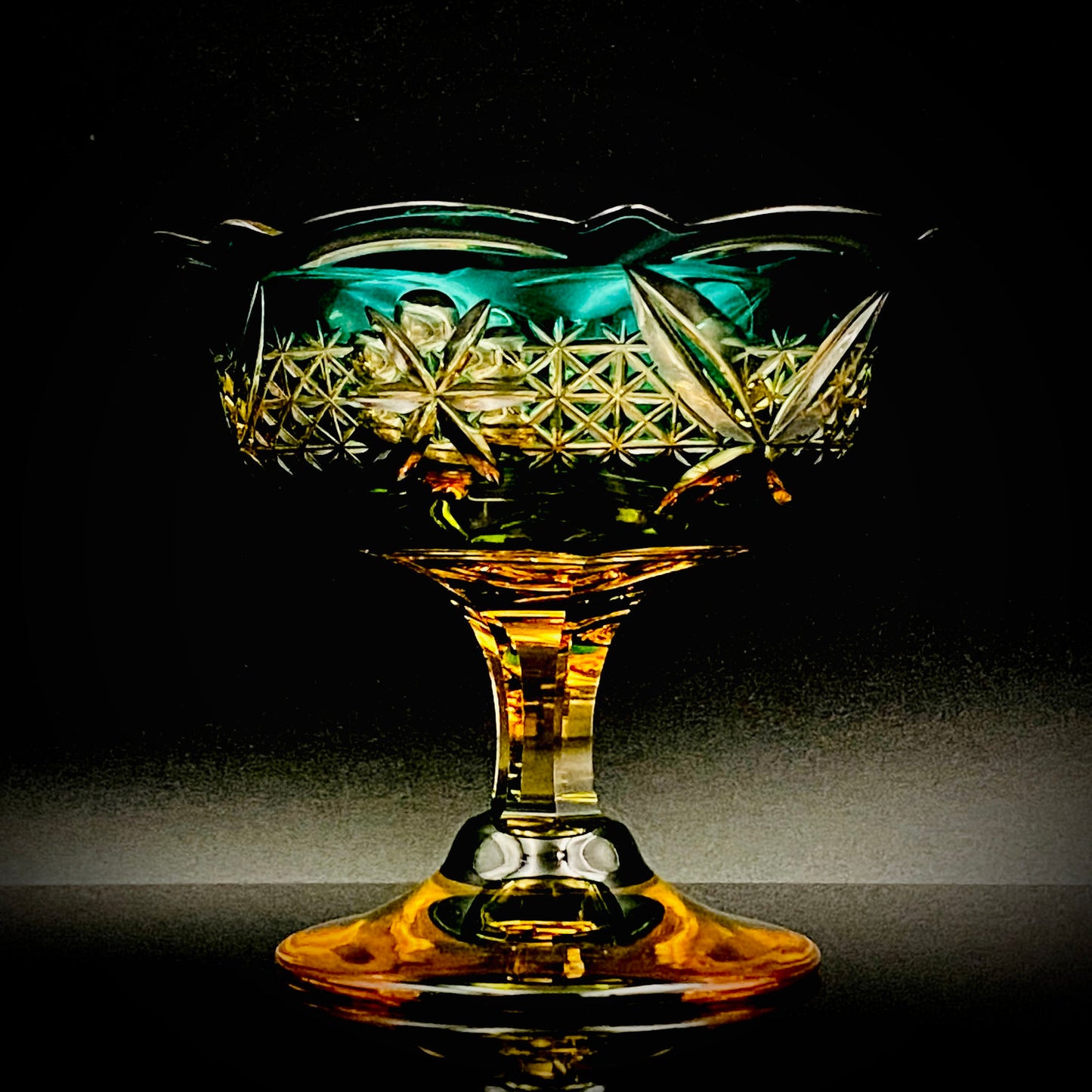 黄綬褒章受章作家 黒木 国昭 作 綾切子 緑琥珀重ね色被せ 馬上杯 テイスティンググラス #286