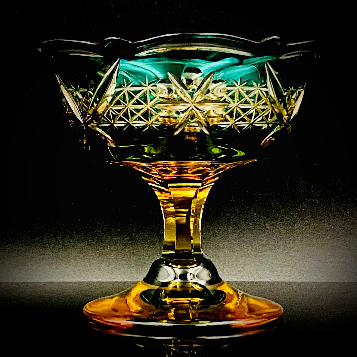 黄綬褒章受章作家 黒木 国昭 作 綾切子 緑琥珀重ね色被せ 馬上杯 テイスティンググラス #286