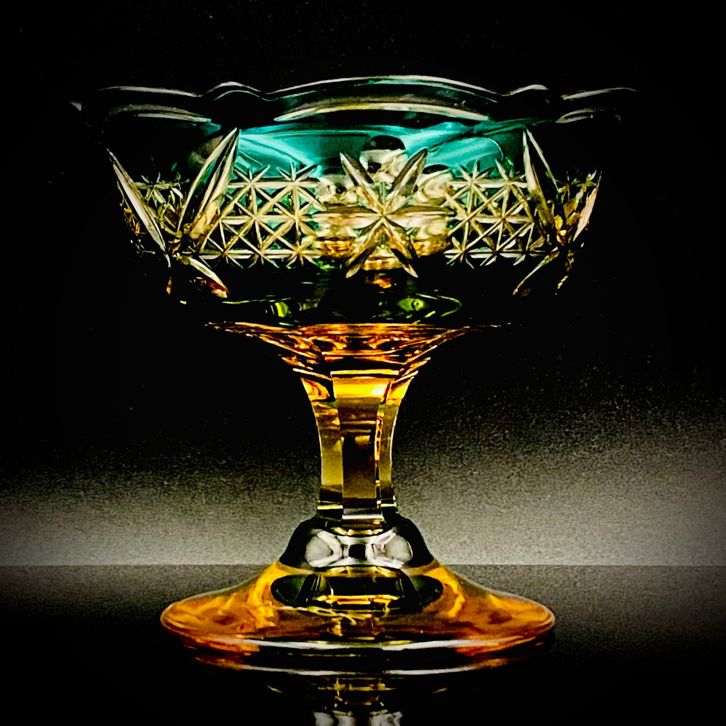 黄綬褒章受章作家 黒木 国昭 作 綾切子 緑琥珀重ね色被せ 馬上杯 テイスティンググラス #286