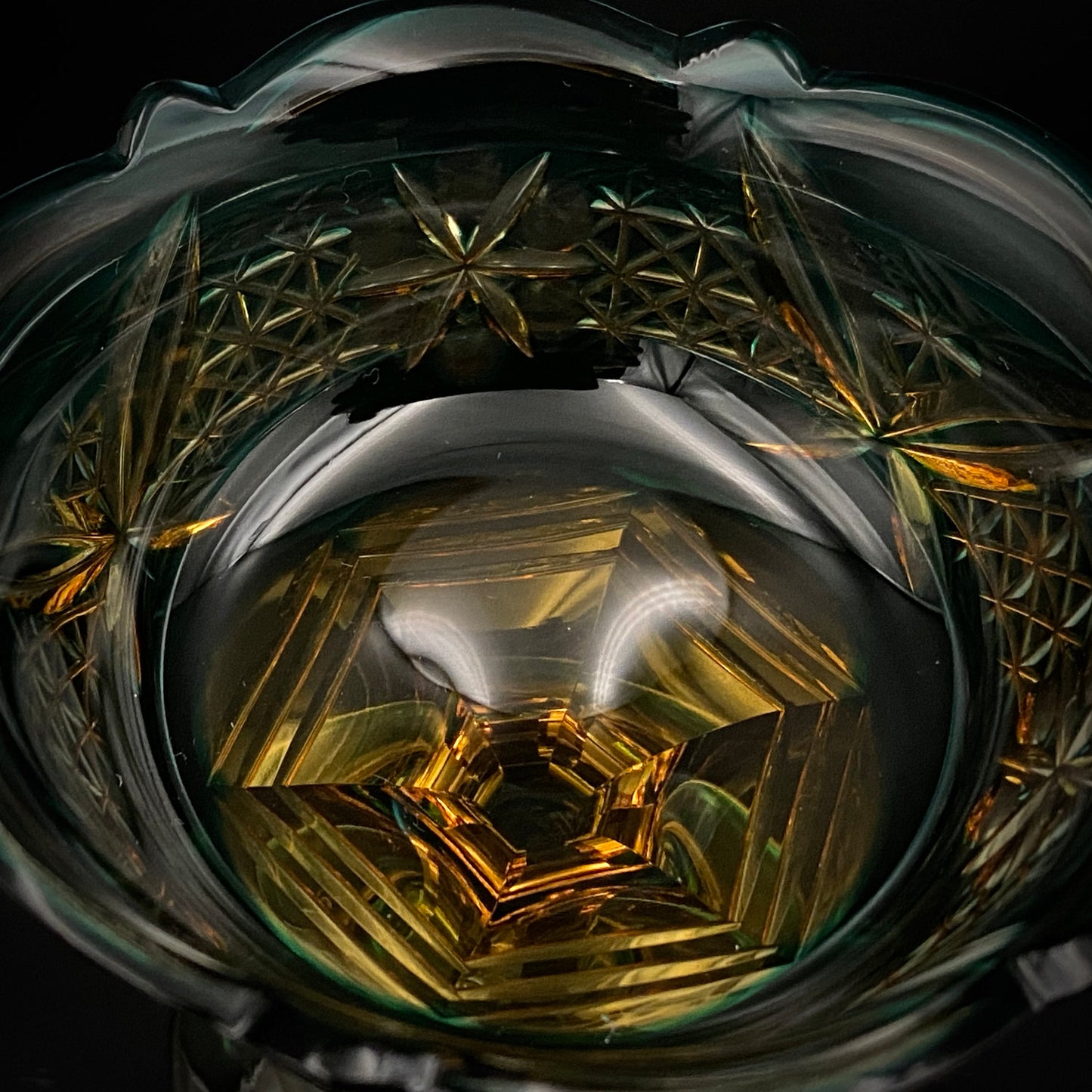 黄綬褒章受章作家 黒木 国昭 作 綾切子 緑琥珀重ね色被せ 馬上杯 テイスティンググラス #286