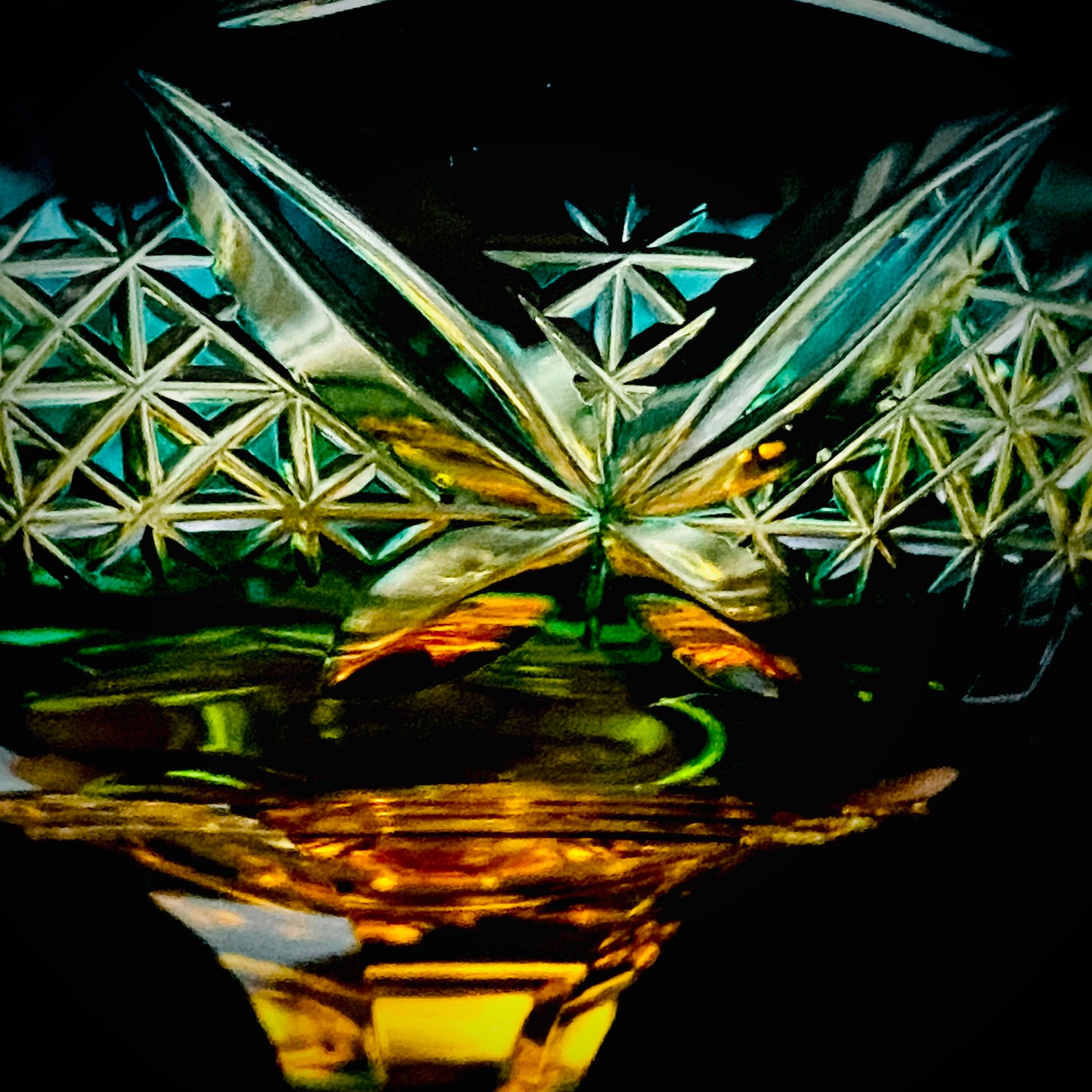 黄綬褒章受章作家 黒木 国昭 作 綾切子 緑琥珀重ね色被せ 馬上杯 テイスティンググラス #286