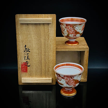 九谷烧加贺大圣寺赤绘细描名家 谷秋溪（Tani Shukei）、作品 描金九谷赤绘细描云龙纹酒杯 两客 竹内吟秋门下之真传 极细一笔勾勒 云龙纹 日本陶瓷艺术史之至宝 #308