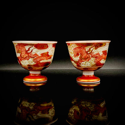 九谷烧加贺大圣寺赤绘细描名家 谷秋溪（Tani Shukei）、作品 描金九谷赤绘细描云龙纹酒杯 两客 竹内吟秋门下之真传 极细一笔勾勒 云龙纹 日本陶瓷艺术史之至宝 #308