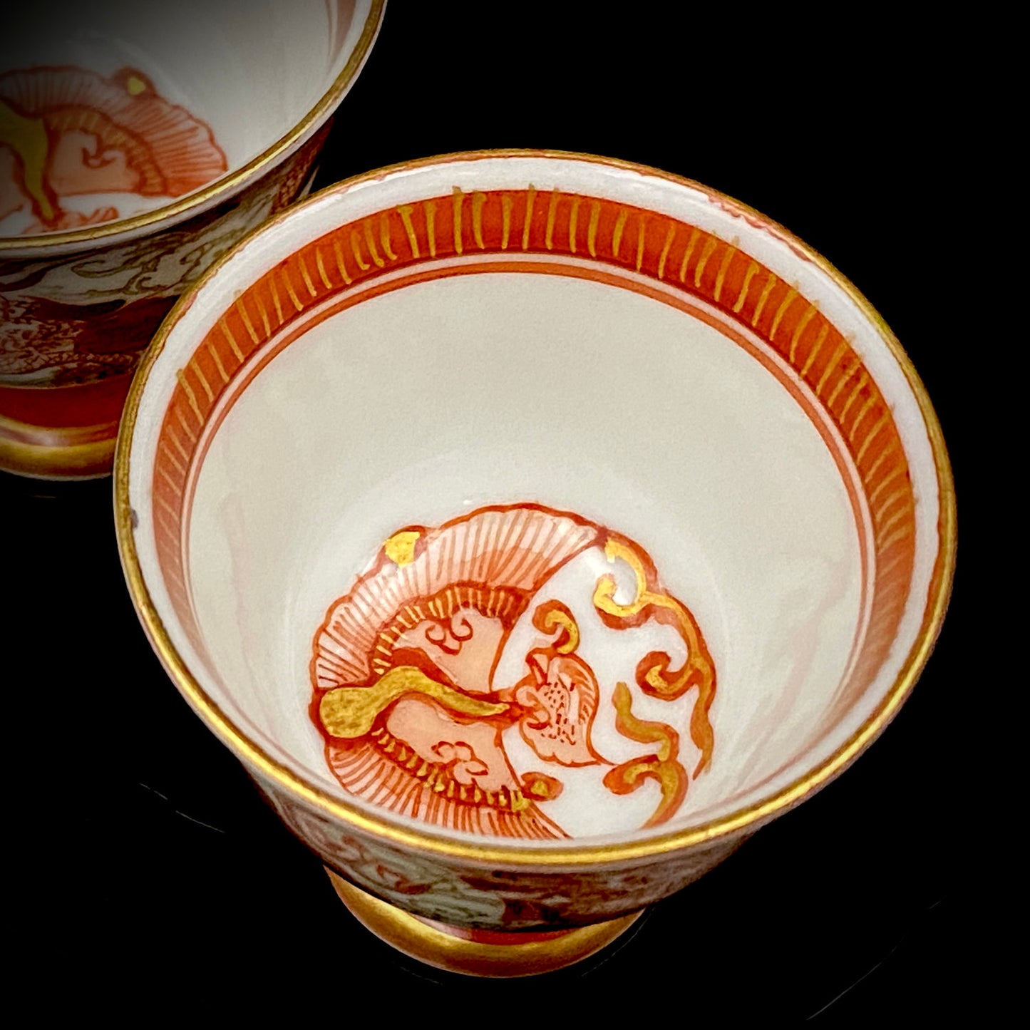 九谷烧加贺大圣寺赤绘细描名家 谷秋溪（Tani Shukei）、作品 描金九谷赤绘细描云龙纹酒杯 两客 竹内吟秋门下之真传 极细一笔勾勒 云龙纹 日本陶瓷艺术史之至宝 #308