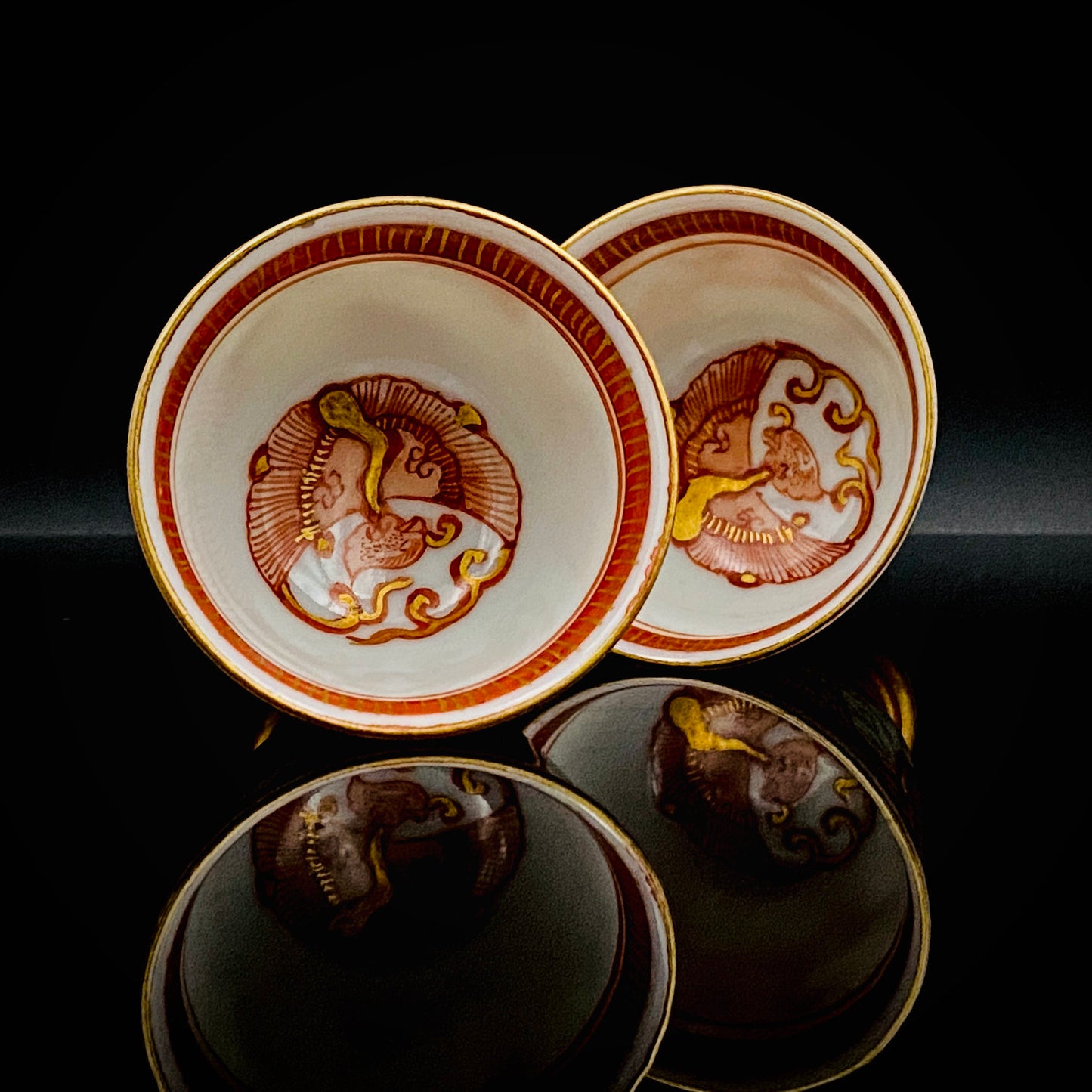 九谷烧加贺大圣寺赤绘细描名家 谷秋溪（Tani Shukei）、作品 描金九谷赤绘细描云龙纹酒杯 两客 竹内吟秋门下之真传 极细一笔勾勒 云龙纹 日本陶瓷艺术史之至宝 #308