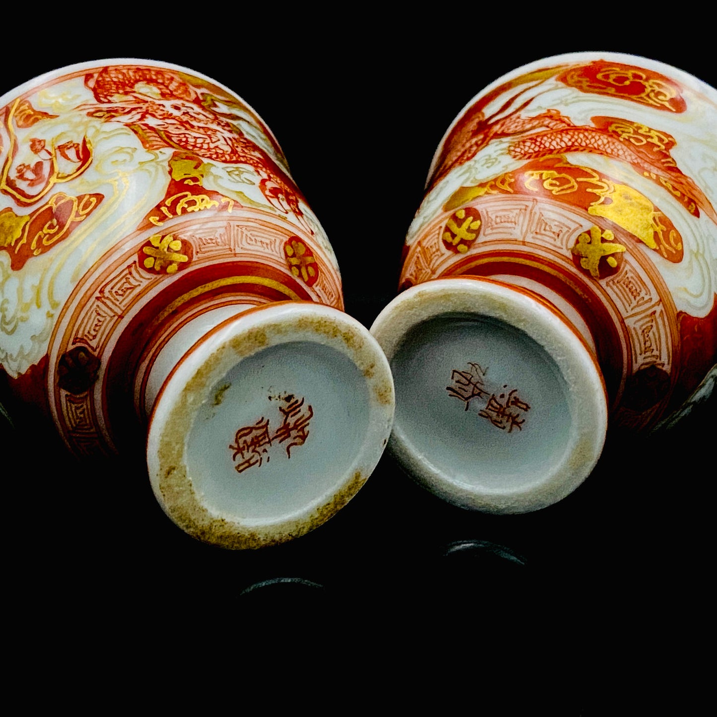 九谷烧加贺大圣寺赤绘细描名家 谷秋溪（Tani Shukei）、作品 描金九谷赤绘细描云龙纹酒杯 两客 竹内吟秋门下之真传 极细一笔勾勒 云龙纹 日本陶瓷艺术史之至宝 #308