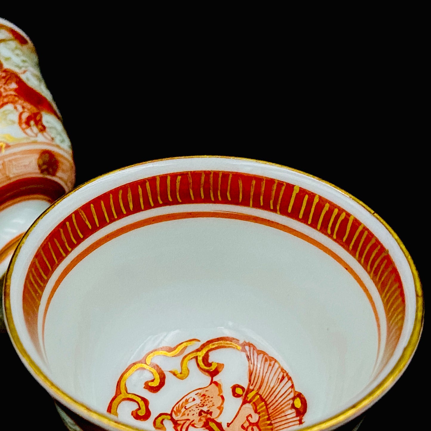 九谷烧加贺大圣寺赤绘细描名家 谷秋溪（Tani Shukei）、作品 描金九谷赤绘细描云龙纹酒杯 两客 竹内吟秋门下之真传 极细一笔勾勒 云龙纹 日本陶瓷艺术史之至宝 #308