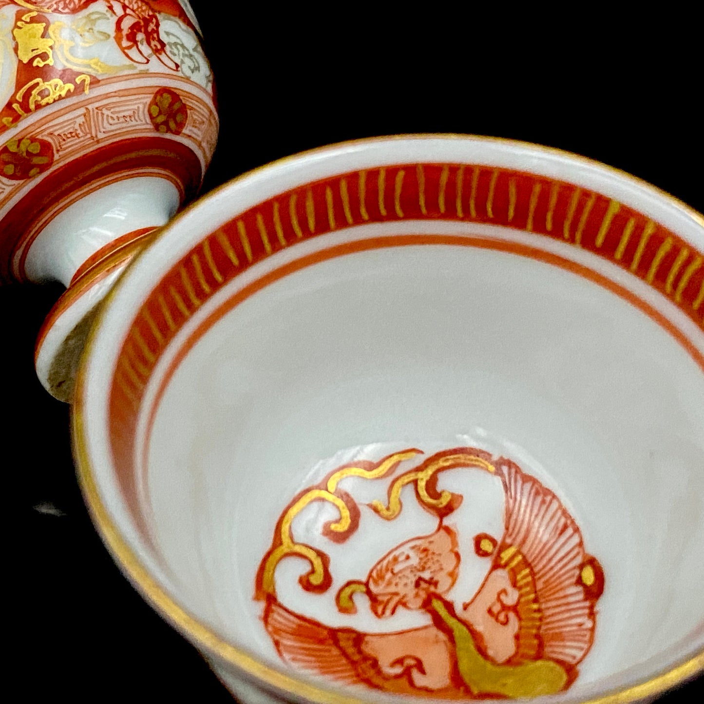 九谷烧加贺大圣寺赤绘细描名家 谷秋溪（Tani Shukei）、作品 描金九谷赤绘细描云龙纹酒杯 两客 竹内吟秋门下之真传 极细一笔勾勒 云龙纹 日本陶瓷艺术史之至宝 #308