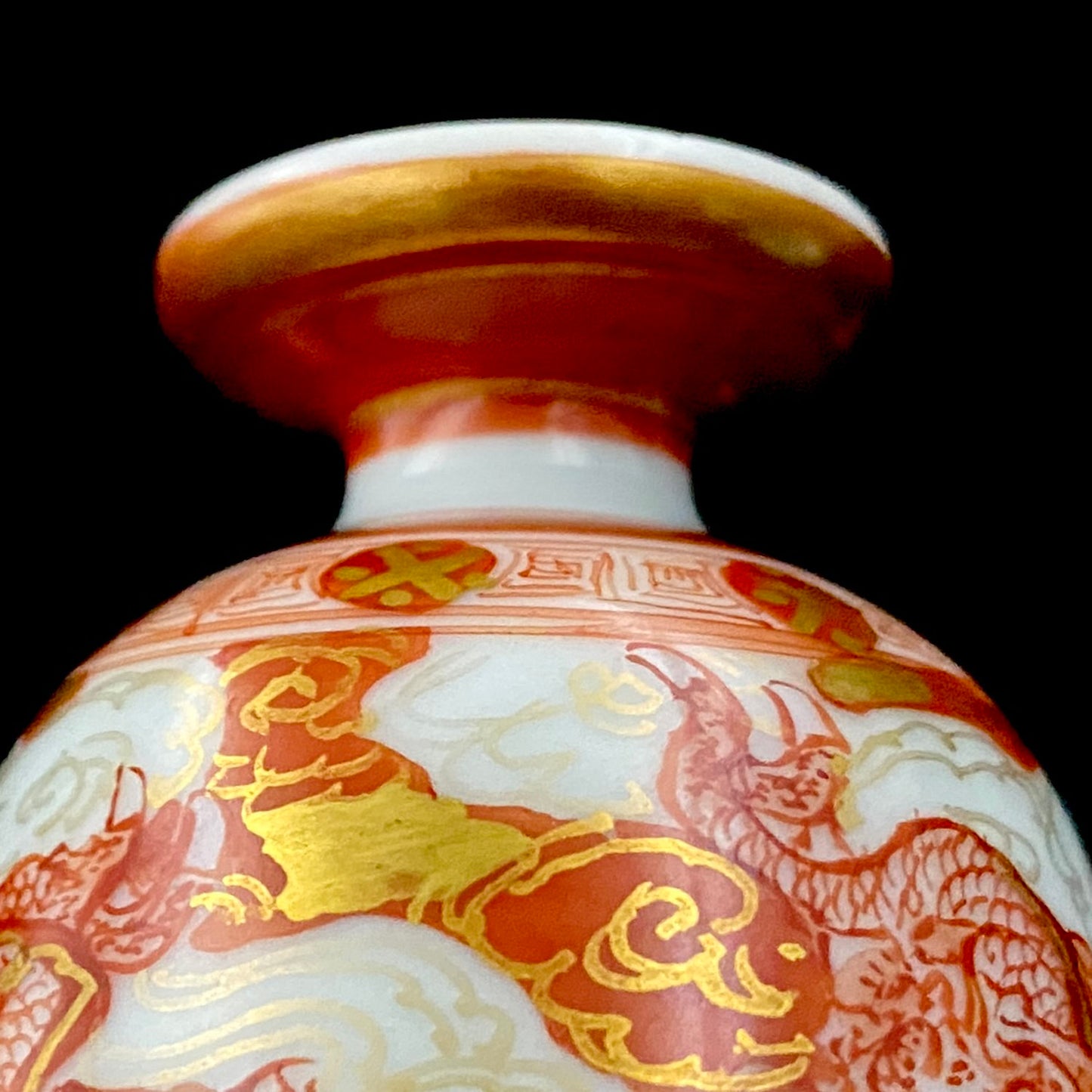 九谷烧加贺大圣寺赤绘细描名家 谷秋溪（Tani Shukei）、作品 描金九谷赤绘细描云龙纹酒杯 两客 竹内吟秋门下之真传 极细一笔勾勒 云龙纹 日本陶瓷艺术史之至宝 #308