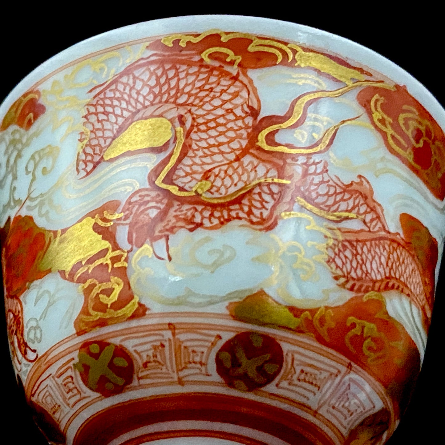 九谷烧加贺大圣寺赤绘细描名家 谷秋溪（Tani Shukei）、作品 描金九谷赤绘细描云龙纹酒杯 两客 竹内吟秋门下之真传 极细一笔勾勒 云龙纹 日本陶瓷艺术史之至宝 #308