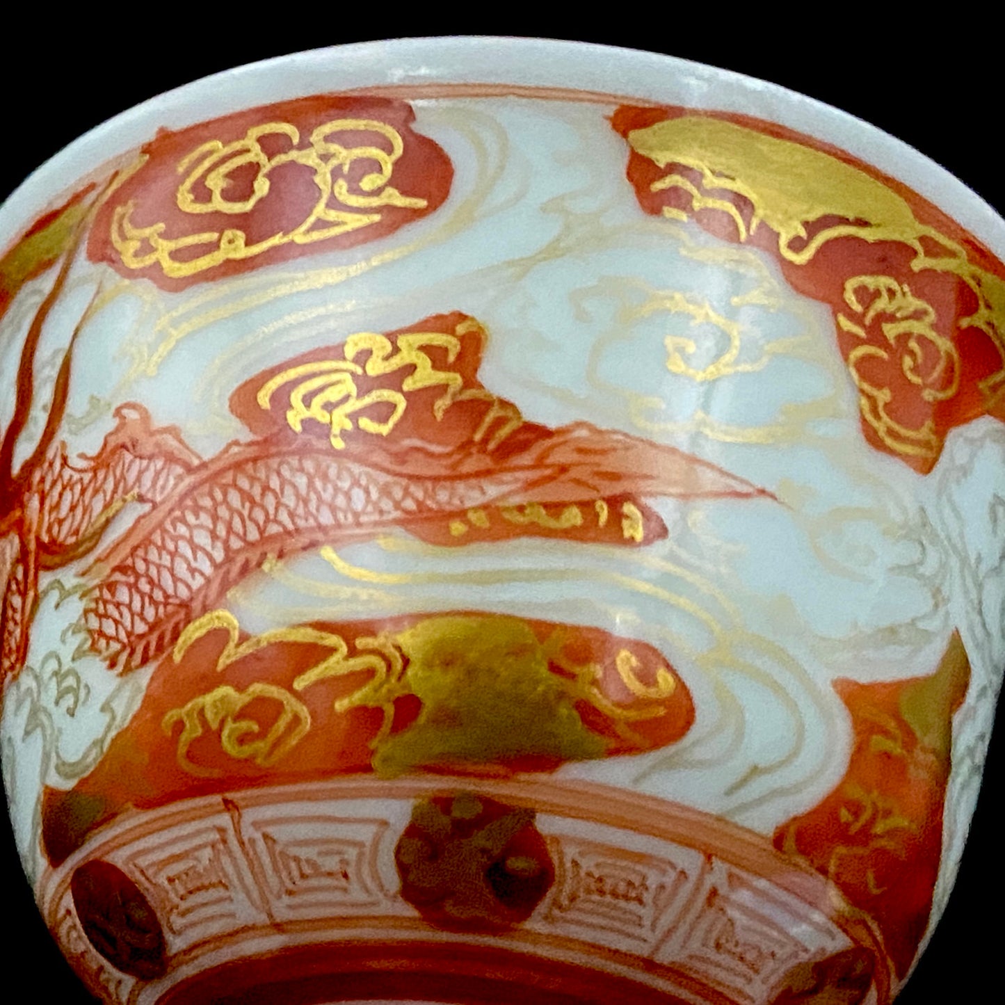 九谷烧加贺大圣寺赤绘细描名家 谷秋溪（Tani Shukei）、作品 描金九谷赤绘细描云龙纹酒杯 两客 竹内吟秋门下之真传 极细一笔勾勒 云龙纹 日本陶瓷艺术史之至宝 #308