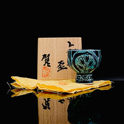 荣获岐阜县艺术文化显彰・土耳其政府奥斯曼·哈姆迪艺术奖 日本工艺会正会员 加藤贤司（Kato Kenji）作 新晶窑 土耳其青釉酒杯 附共箱・共布 阿拉伯纹黑彩工艺酒器 #291
