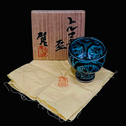 荣获岐阜县艺术文化显彰・土耳其政府奥斯曼·哈姆迪艺术奖 日本工艺会正会员 加藤贤司（Kato Kenji）作 新晶窑 土耳其青釉酒杯 附共箱・共布 阿拉伯纹黑彩工艺酒器 #291