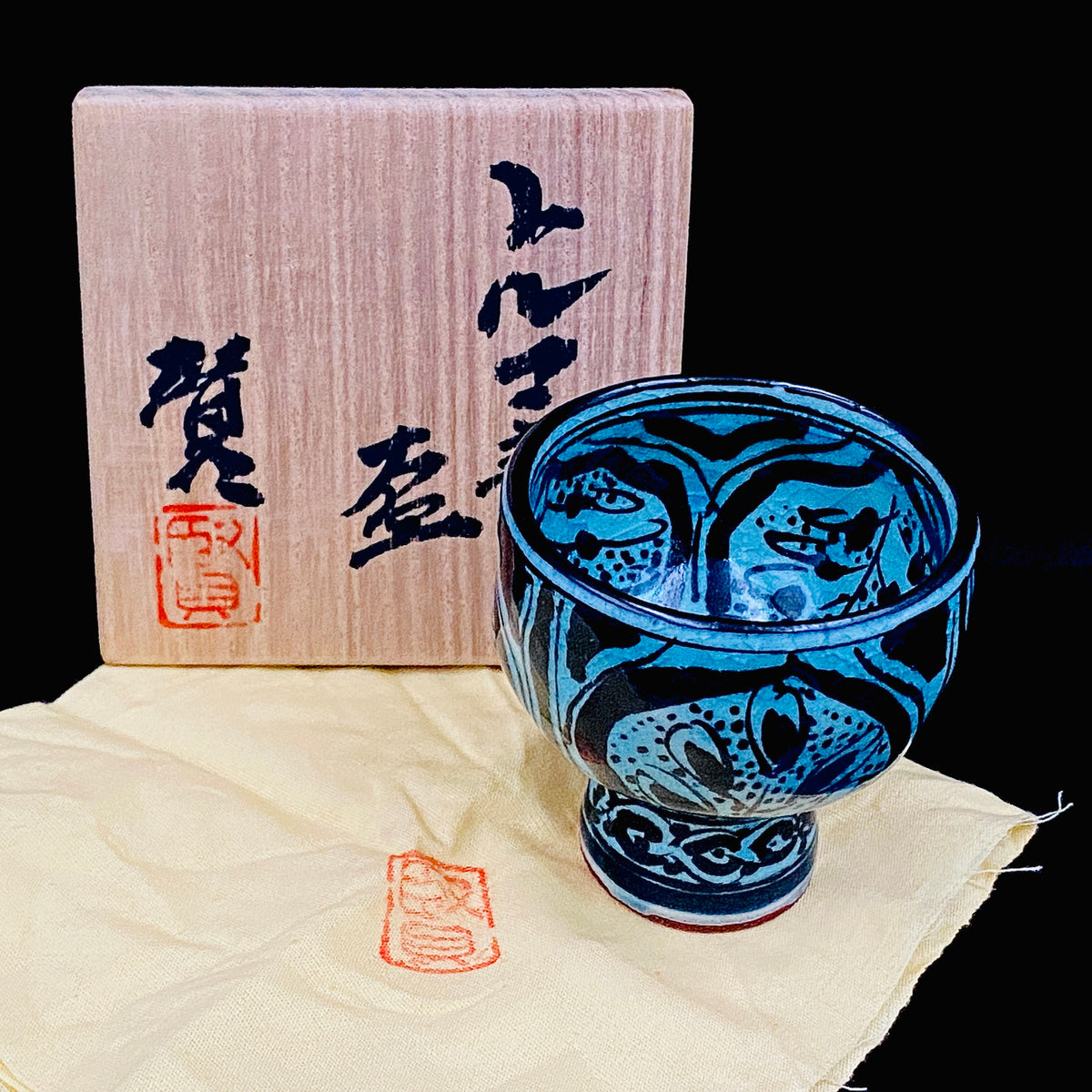 荣获岐阜县艺术文化显彰・土耳其政府奥斯曼·哈姆迪艺术奖 日本工艺会正会员 加藤贤司（Kato Kenji）作 新晶窑 土耳其青釉酒杯 附共箱・共布 阿拉伯纹黑彩工艺酒器 #291
