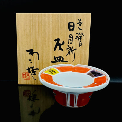 Nitten Prime Minister Award-Winning Artist Fujio Kitade, Kutani Ware Iroe Calligraphic Character Ashtray "Jitsugetsushin: Daily Renewal, Ever-New Alongside the Sun and Moon" #320