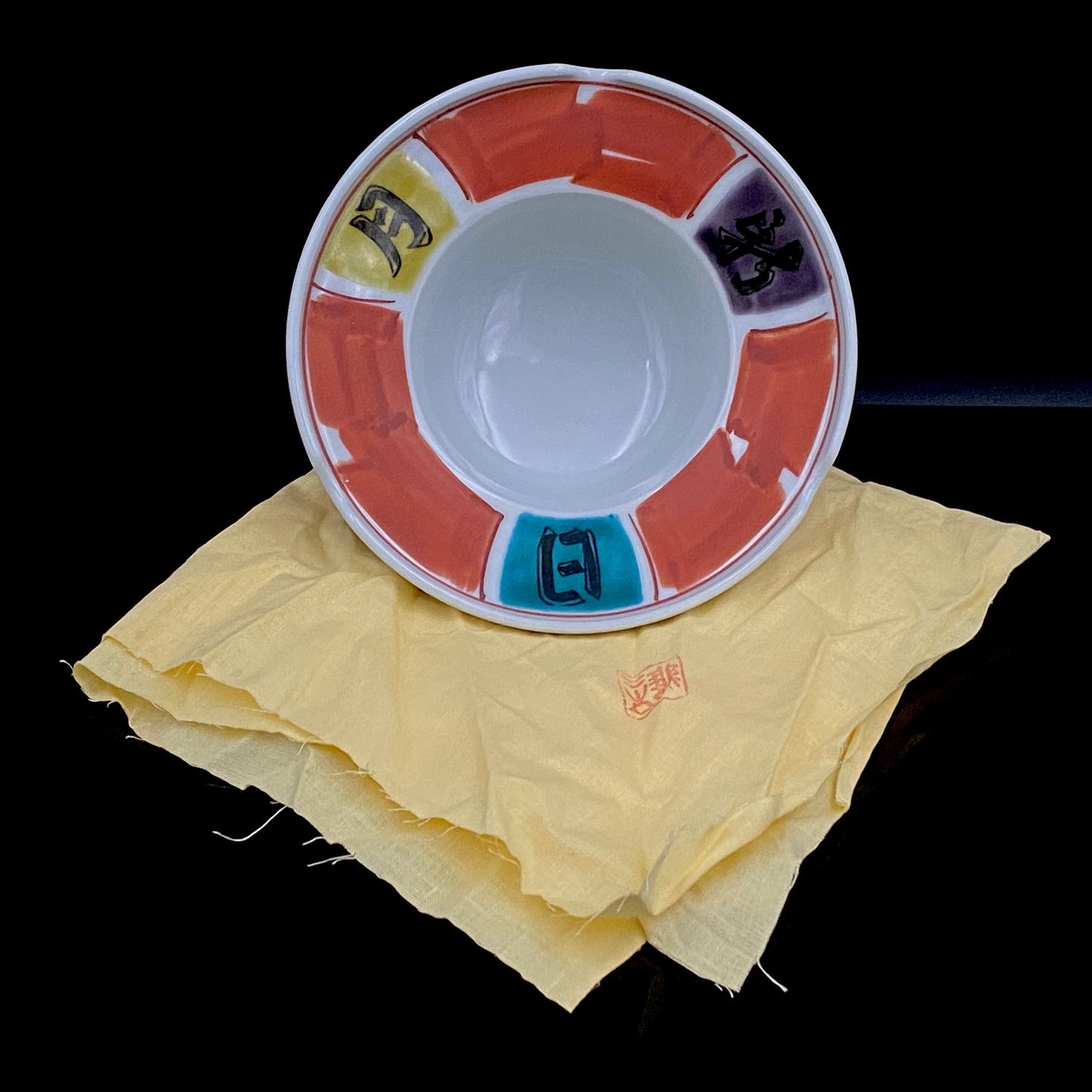 Nitten Prime Minister Award-Winning Artist Fujio Kitade, Kutani Ware Iroe Calligraphic Character Ashtray "Jitsugetsushin: Daily Renewal, Ever-New Alongside the Sun and Moon" #320