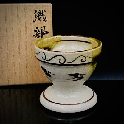 Restorer of the Legendary Meiji-Era Nishiura Ware: 5th-Generation Hiramasa Kiln Master Noritoshi Takagi, Oribe Iron-Painted Wave and Bird Motif Sake Vessel #287