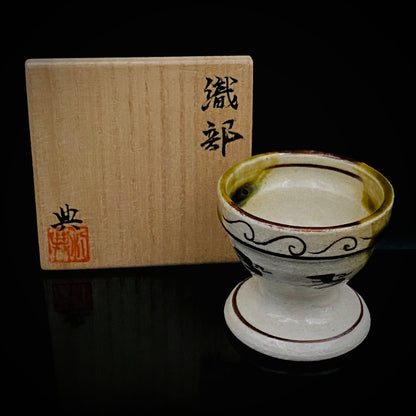 Restorer of the Legendary Meiji-Era Nishiura Ware: 5th-Generation Hiramasa Kiln Master Noritoshi Takagi, Oribe Iron-Painted Wave and Bird Motif Sake Vessel #287