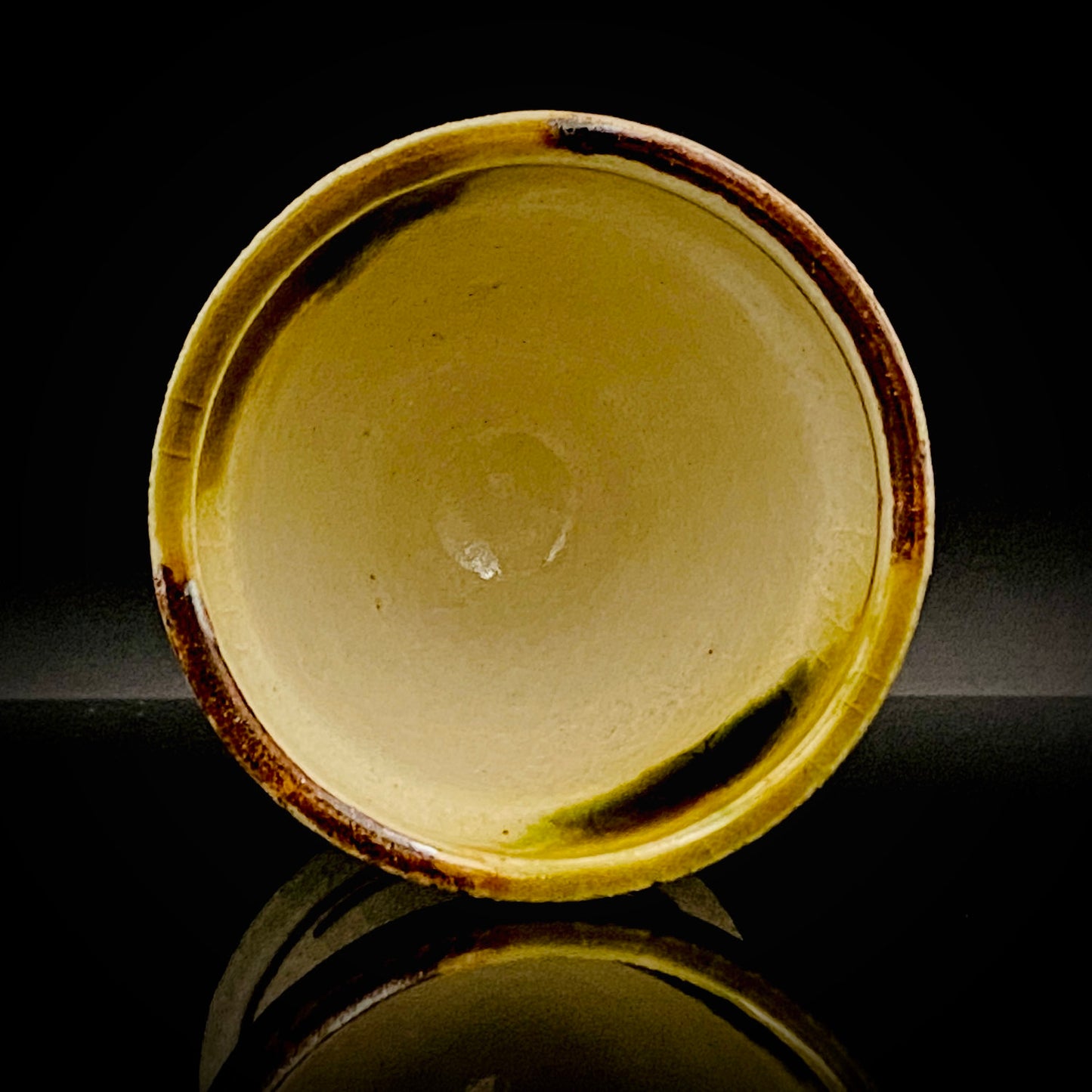 Restorer of the Legendary Meiji-Era Nishiura Ware: 5th-Generation Hiramasa Kiln Master Noritoshi Takagi, Oribe Iron-Painted Wave and Bird Motif Sake Vessel #287